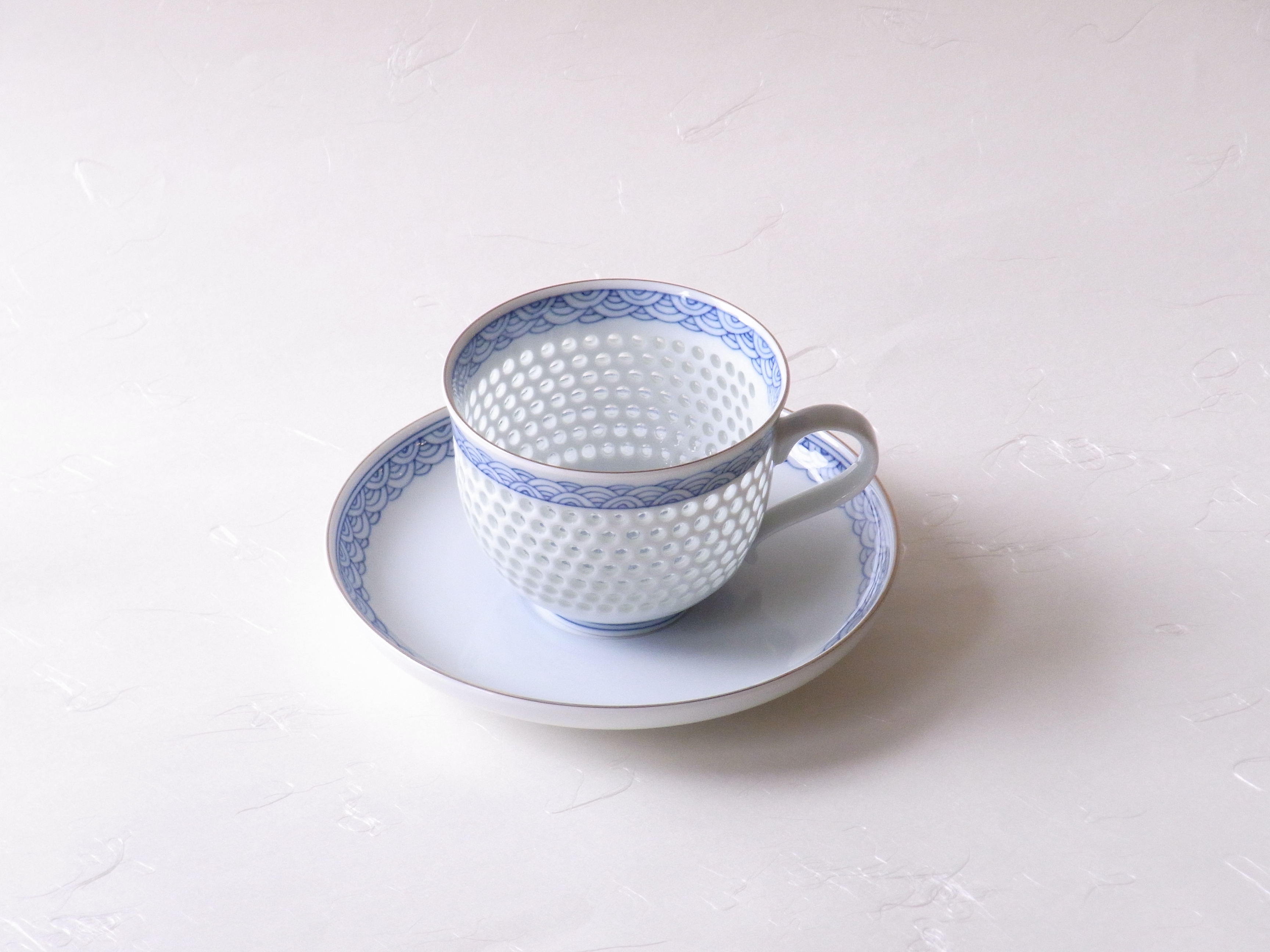 陶器 有田焼 コーヒー碗皿 水晶彫 1300度 ガラス釉 生地に穴を無数に空ける 大変な手間 手作業 高度な技術 熟練職人 良質な天草の磁器