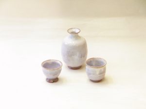 陶器　萩焼　白景山　紫釉　酒器セット　徳利　ぐい呑み　きれいな釉薬　高台付近　赤茶色の土　たっぷり２合以上　お酒が入る　大ぶり　徳利の中央　一か所えくぼが作られている　親指を置くと持ちやすい　形の異なるぐい呑み　寸胴型　容量は増える　丸っこい　高台がある　割り高台　三つに分かれている　口作り　外側に反らせて　飲みやすい工夫　薄い紫色　お酒をたしなむ方への贈り物　最適　退職　栄転　開店　新築　開業　長寿　様々な進物として　日本製　陶器　磁器　陶磁器　漆器　茶道具　華道具　贈り物　ギフト　記念品　引出物　法要　お返し　専門店　リアル店舗　茶の湯　茶道　裏千家　表千家　茶会　月釜　抹茶　高品質　安らぎ　いやし　よりおいしく　安心　機能的　長持ち　人気　おすすめ　高機能　ネット通販　ネットショップ　セレクトショップ　欲しい　購入　買う　買い物　岐阜県　岐阜市　美殿町　小林漆陶　特別な　選び抜かれた　品質重視　使いやすい　格安　老舗　誕生日　結婚　出産　入学　退職　母の日　父の日　敬老の日　クリスマス　プレゼント　叙勲　長寿　新築　お祝い　御礼　内祝い　外国土産　海外みやげ　実店舗　創業１００年以上　使うと分かる　職人技 日本一の品揃え　日本一の在庫数　専門店　専門知識　数万点の在庫　百貨店（高島屋　三越　伊勢丹　松坂屋　大丸）にない　手作り　お洒落　高級品　希少価値　上質な器 伝統工芸品　コスパ　お値打ち　お買い得　堅牢　飽きない　永く使える　お気に入り　国産　料理が映える　満足感　豊かな食生活　豊かな食文化　こだわりの器　日本文化　他にない　ここにしかない　オリジナル　独自の　個性的　ここでしか買えない　超レアもの　一品もの　現品限り　入手困難　いい器　匠の技　美しい　実用的　外人が喜ぶ店　外人が珍しがる店　外人がうれしい店　日本各地の一級品を売る店　日本全国の器を売る店　本当にいいもの コスパ高い　一流品　修理　選りすぐりの逸品　周年記念　永年勤続表彰　退職記念　卒業記念　日本土産　岐阜土産　岐阜のおみやげ　岐阜の特産品　料理を引き立てる器　高級店　一流店　岐阜で一番　東海で一番　中部で一番　日本で一番　おしゃれな店　地域一番店　実店舗　陶磁器　磁器　華道具　ガラス器　明治４２年創業　有田焼　清水焼　美濃焼　赤津焼　万古焼　常滑焼　九谷焼　唐津焼　萩焼　信楽焼　万古焼　砥部焼　備前焼　丹波焼　山中塗　春慶塗　讃岐塗　越前塗　輪島塗　紀州塗　会津塗　小田原木工　桜皮細工　秋田杉　駿河竹細工　七宝焼　南部鉄器　錫製品　江戸切子　津軽びいどろ