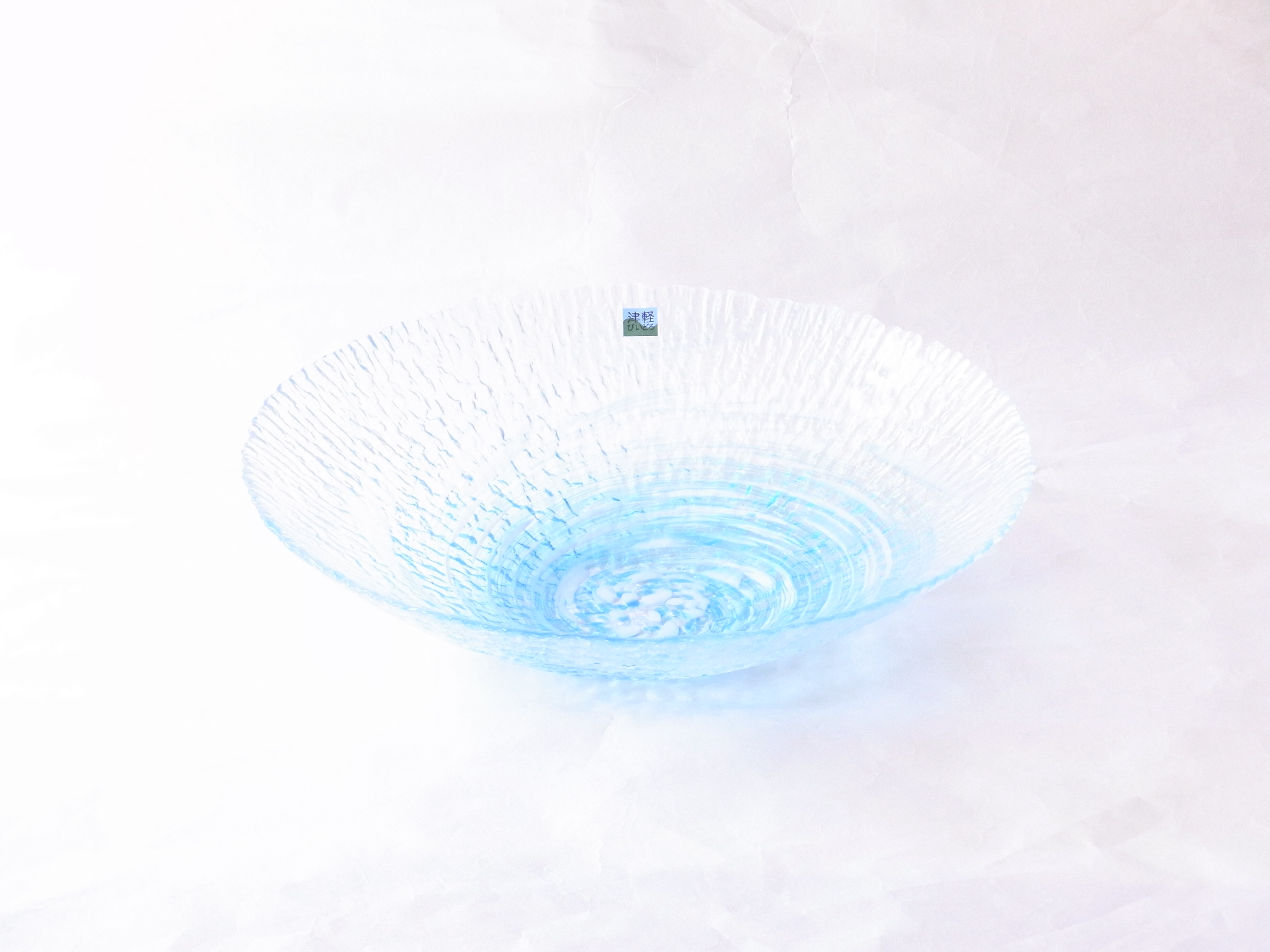 ガラス器　津軽びいどろ　水盤　花器　青森県の伝統工芸品　宙吹き　青森の自然をイメージ　ハンドメイド　美しい色ガラス　独自の調合　世界に類を見ない　多様な技術や技法　多彩な色使い　繊細な模様　美しい造形とデザイン　職人の手仕事から生まれる　花を生ける　水をはって浮き球を浮かべる　サラダやデザートを盛る　白やブルーの色が渦状になっている　水の流れのよう　涼を感じることができる　メイドインジャパンの工芸品　日本製　陶器　磁器　陶磁器　漆器　茶道具　華道具　贈り物　ギフト　記念品　引出物　法要　お返し　専門店　リアル店舗　高品質　安らぎ　いやし　よりおいしく　安心　機能的　長持ち　人気　おすすめ　高機能　ネット通販　ネットショップ　セレクトショップ　欲しい　購入　買う　買い物　岐阜県　岐阜市　美殿町　小林漆陶　特別な　選び抜かれた　品質重視　使いやすい　格安　老舗　誕生日　結婚　出産　入学　退職　母の日　父の日　敬老の日　クリスマス　プレゼント　叙勲　長寿　お祝い　御礼　内祝い　外国土産　海外みやげ　実店舗　創業１００年以上　使うと分かる　職人技 日本一の品揃え　日本一の在庫数　専門店　専門知識　数万点の在庫　百貨店（高島屋　三越　伊勢丹　松坂屋　大丸）にない　手作り　お洒落　高級品　希少価値　上質な器 伝統工芸品　コスパ　お値打ち　お買い得　堅牢　飽きない　永く使える　お気に入り　国産　料理が映える　満足感　豊かな食生活　豊かな食文化　こだわりの器　日本文化　他にない　ここにしかない　オリジナル　独自の　個性的　ここでしか買えない　超レアもの　一品もの　現品限り　入手困難　いい器　匠の技　美しい　実用的　外人が喜ぶ店　外人が珍しがる店　外人がうれしい店　日本各地の一級品を売る店　日本全国の器を売る店　本当にいいもの コスパ高い　一流品　修理　選りすぐりの逸品　周年記念　日本土産　岐阜土産　料理を引き立てる器　高級店　一流店　岐阜で一番　東海で一番　中部で一番　日本で一番　おしゃれな店　地域一番店　実店舗　陶磁器　磁器　華道具　ガラス器　明治４２年創業　有田焼　清水焼　美濃焼　赤津焼　万古焼　常滑焼　九谷焼　唐津焼　萩焼　信楽焼　万古焼　砥部焼　備前焼　丹波焼　山中塗　春慶塗　讃岐塗　越前塗　輪島塗　紀州塗　会津塗　小田原木工　桜皮細工　秋田杉　駿河竹細工　七宝焼　南部鉄器　錫製品　江戸切子　津軽びいどろ　　　　　　