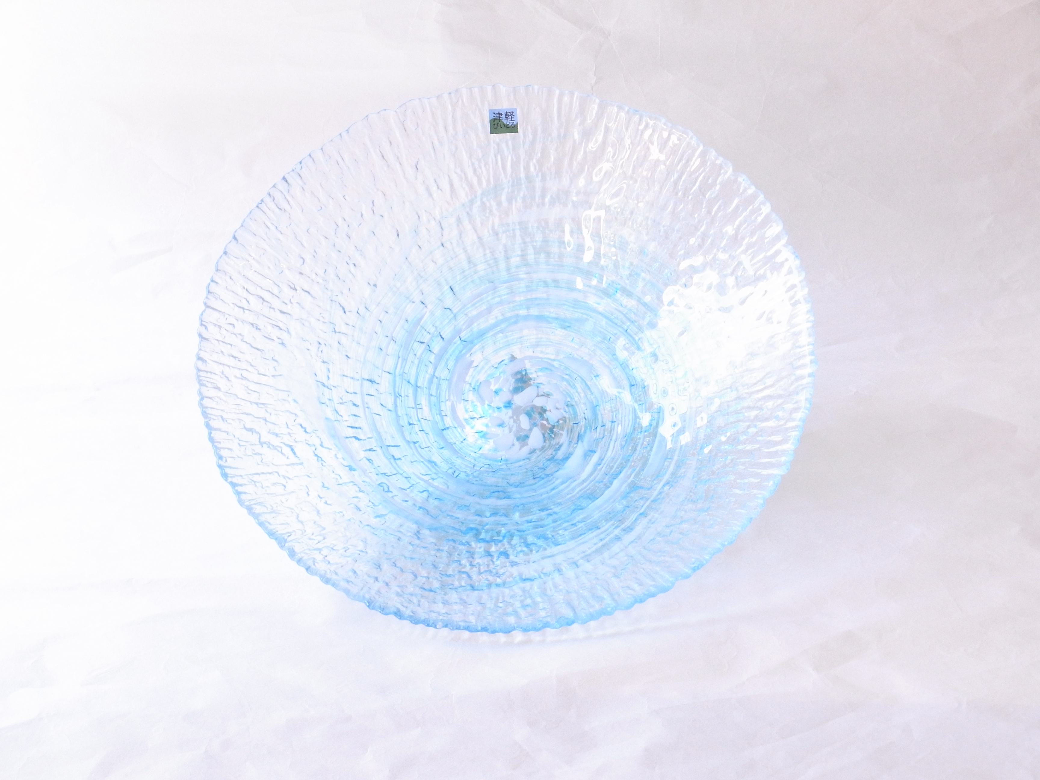 ガラス器　津軽びいどろ　水盤　花器　青森県の伝統工芸品　宙吹き　青森の自然をイメージ　ハンドメイド　美しい色ガラス　独自の調合　世界に類を見ない　多様な技術や技法　多彩な色使い　繊細な模様　美しい造形とデザイン　職人の手仕事から生まれる　花を生ける　水をはって浮き球を浮かべる　サラダやデザートを盛る　白やブルーの色が渦状になっている　水の流れのよう　涼を感じることができる　メイドインジャパンの工芸品　日本製　陶器　磁器　陶磁器　漆器　茶道具　華道具　贈り物　ギフト　記念品　引出物　法要　お返し　専門店　リアル店舗　高品質　安らぎ　いやし　よりおいしく　安心　機能的　長持ち　人気　おすすめ　高機能　ネット通販　ネットショップ　セレクトショップ　欲しい　購入　買う　買い物　岐阜県　岐阜市　美殿町　小林漆陶　特別な　選び抜かれた　品質重視　使いやすい　格安　老舗　誕生日　結婚　出産　入学　退職　母の日　父の日　敬老の日　クリスマス　プレゼント　叙勲　長寿　お祝い　御礼　内祝い　外国土産　海外みやげ　実店舗　創業１００年以上　使うと分かる　職人技 日本一の品揃え　日本一の在庫数　専門店　専門知識　数万点の在庫　百貨店（高島屋　三越　伊勢丹　松坂屋　大丸）にない　手作り　お洒落　高級品　希少価値　上質な器 伝統工芸品　コスパ　お値打ち　お買い得　堅牢　飽きない　永く使える　お気に入り　国産　料理が映える　満足感　豊かな食生活　豊かな食文化　こだわりの器　日本文化　他にない　ここにしかない　オリジナル　独自の　個性的　ここでしか買えない　超レアもの　一品もの　現品限り　入手困難　いい器　匠の技　美しい　実用的　外人が喜ぶ店　外人が珍しがる店　外人がうれしい店　日本各地の一級品を売る店　日本全国の器を売る店　本当にいいもの コスパ高い　一流品　修理　選りすぐりの逸品　周年記念　日本土産　岐阜土産　料理を引き立てる器　高級店　一流店　岐阜で一番　東海で一番　中部で一番　日本で一番　おしゃれな店　地域一番店　実店舗　陶磁器　磁器　華道具　ガラス器　明治４２年創業　有田焼　清水焼　美濃焼　赤津焼　万古焼　常滑焼　九谷焼　唐津焼　萩焼　信楽焼　万古焼　砥部焼　備前焼　丹波焼　山中塗　春慶塗　讃岐塗　越前塗　輪島塗　紀州塗　会津塗　小田原木工　桜皮細工　秋田杉　駿河竹細工　七宝焼　南部鉄器　錫製品　江戸切子　津軽びいどろ　　　　　　