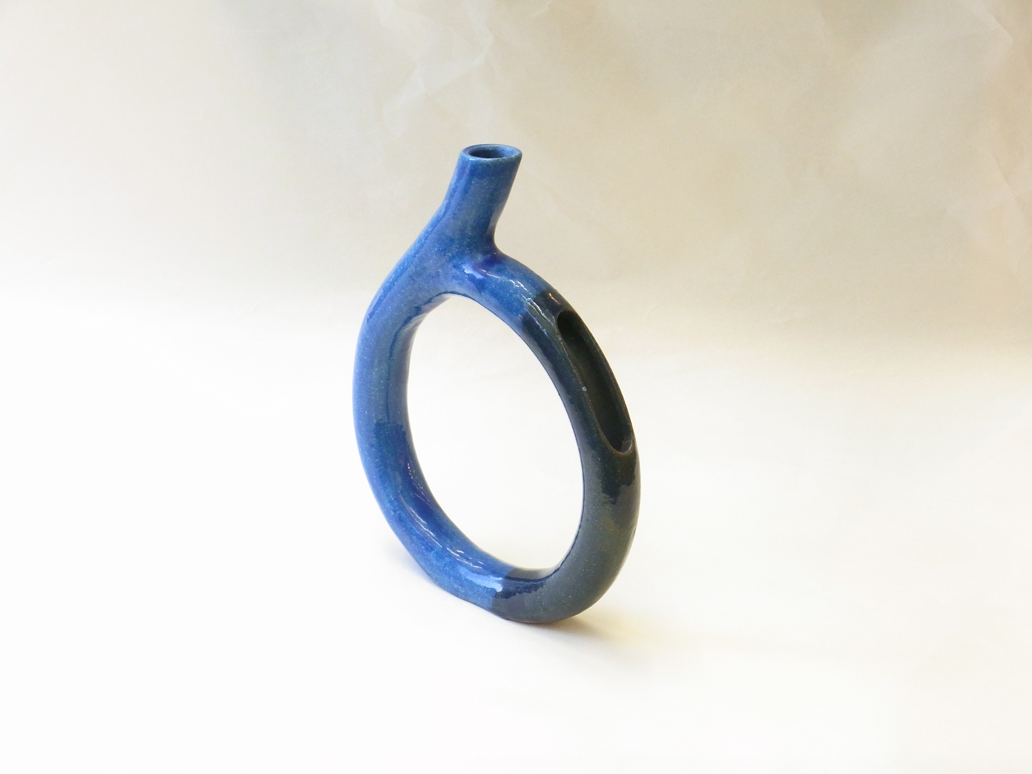 陶器　華道　生け花　信楽焼　花器　手作り　モダン　さわやかなブルー　目を引く　お洒落　濃い青　薄いブルー　ツートン　細長い筒を曲げた　珍しい形に変形　型では作れない　手作りならではの造形　信楽の粗い土　土ものの深い味わい　風合い　オアシスを入れ花を生ける　格好がいい　飾りを入れてもいい　自由度が高い　少しの花でハイグレードのオブジェを作ることが出来る　日本製　陶器　磁器　陶磁器　漆器　茶道具　華道具　贈り物　ギフト　記念品　引出物　法要　お返し　専門店　リアル店舗　茶の湯　茶道　裏千家　表千家　茶会　月釜　抹茶　高品質　安らぎ　いやし　よりおいしく　安心　機能的　長持ち　人気　おすすめ　高機能　ネット通販　ネットショップ　セレクトショップ　欲しい　購入　買う　買い物　岐阜県　岐阜市　美殿町　小林漆陶　特別な　選び抜かれた　品質重視　使いやすい　格安　老舗　誕生日　結婚　出産　入学　退職　母の日　父の日　敬老の日　クリスマス　プレゼント　叙勲　長寿　新築　お祝い　御礼　内祝い　外国土産　海外みやげ　実店舗　創業１００年以上　使うと分かる　職人技 日本一の品揃え　日本一の在庫数　専門店　専門知識　数万点の在庫　百貨店（高島屋　三越　伊勢丹　松坂屋　大丸）にない　手作り　お洒落　高級品　希少価値　上質な器 伝統工芸品　コスパ　お値打ち　お買い得　堅牢　飽きない　永く使える　お気に入り　国産　料理が映える　満足感　豊かな食生活　豊かな食文化　こだわりの器　日本文化　他にない　ここにしかない　オリジナル　独自の　個性的　ここでしか買えない　超レアもの　一品もの　現品限り　入手困難　いい器　匠の技　美しい　実用的　外人が喜ぶ店　外人が珍しがる店　外人がうれしい店　日本各地の一級品を売る店　日本全国の器を売る店　本当にいいもの コスパ高い　一流品　修理　選りすぐりの逸品　周年記念　日本土産　岐阜土産　岐阜のおみやげ　岐阜の特産品　料理を引き立てる器　高級店　一流店　岐阜で一番　東海で一番　中部で一番　日本で一番　おしゃれな店　地域一番店　実店舗　陶磁器　磁器　華道具　ガラス器　明治４２年創業　有田焼　清水焼　美濃焼　赤津焼　万古焼　常滑焼　九谷焼　唐津焼　萩焼　信楽焼　万古焼　砥部焼　備前焼　丹波焼　山中塗　春慶塗　讃岐塗　越前塗　輪島塗　紀州塗　会津塗　小田原木工　桜皮細工　秋田杉　駿河竹細工　七宝焼　南部鉄器　錫製品　江戸切子　津軽びいどろ　　　　