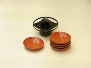 茶道具 茶道 茶の湯 漆器 七宝 盃台 刷毛目 わらび波 引盃 木製 うるし塗 茶道裏千家 第十一世 玄々斎宗室 好み 径が小さい 金と銀 朱色 傷が目立たない 手塗り 質感もいい とても軽い 「本物」 凝った作り 木目が見える 茶道で正式に使われる お祝いごとの席 大切なお客様 お正月に屠蘇を頂く器 体裁がいい 日本製 陶器 磁器 陶磁器 漆器 茶道具 華道具 贈り物 ギフト 記念品 引出物 法要 お返し 専門店 リアル店舗 茶の湯 茶道 裏千家 表千家 茶会 月釜 抹茶 高品質 安らぎ いやし よりおいしく 安心 機能的 長持ち 人気 おすすめ 高機能 ネット通販 ネットショップ セレクトショップ 欲しい 購入 買う 買い物 岐阜県 岐阜市 美殿町 小林漆陶 特別な 選び抜かれた 品質重視 使いやすい 格安 老舗 誕生日 結婚 出産 入学 退職 母の日 父の日 敬老の日 クリスマス プレゼント 叙勲 長寿 新築 お祝い 御礼 内祝い 外国土産 海外みやげ 実店舗 創業100年以上 使うと分かる 職人技 日本一の品揃え 日本一の在庫数 専門店 専門知識 数万点の在庫 百貨店(高島屋 三越 伊勢丹 松坂屋 大丸)にない 手作り お洒落 高級品 希少価値 上質な器 伝統工芸品 コスパ お値打ち お買い得 堅牢 飽きない 永く使える お気に入り 国産 料理が映える 満足感 豊かな食生活 豊かな食文化 こだわりの器 日本文化 他にない ここにしかない オリジナル 独自の 個性的 ここでしか買えない 超レアもの 一品もの 現品限り 入手困難 いい器 匠の技 美しい 実用的 外人が喜ぶ店 外人が珍しがる店 外人がうれしい店 日本各地の一級品を売る店 日本全国の器を売る店 本当にいいもの コスパ高い 一流品 修理 選りすぐりの逸品 周年記念 日本土産 岐阜土産 岐阜のおみやげ 岐阜の特産品 料理を引き立てる器 高級店 一流店 岐阜で一番 東海で一番 中部で一番 日本で一番 おしゃれな店 地域一番店 実店舗 陶磁器 磁器 華道具 ガラス器 明治42年創業 有田焼 清水焼 美濃焼 赤津焼 万古焼 常滑焼 九谷焼 唐津焼 萩焼 信楽焼 万古焼 砥部焼 備前焼 丹波焼 山中塗 春慶塗 讃岐塗 越前塗 輪島塗 紀州塗 会津塗 小田原木工 桜皮細工 秋田杉 駿河竹細工 七宝焼 南部鉄器 錫製品 江戸切子 津軽びいどろ