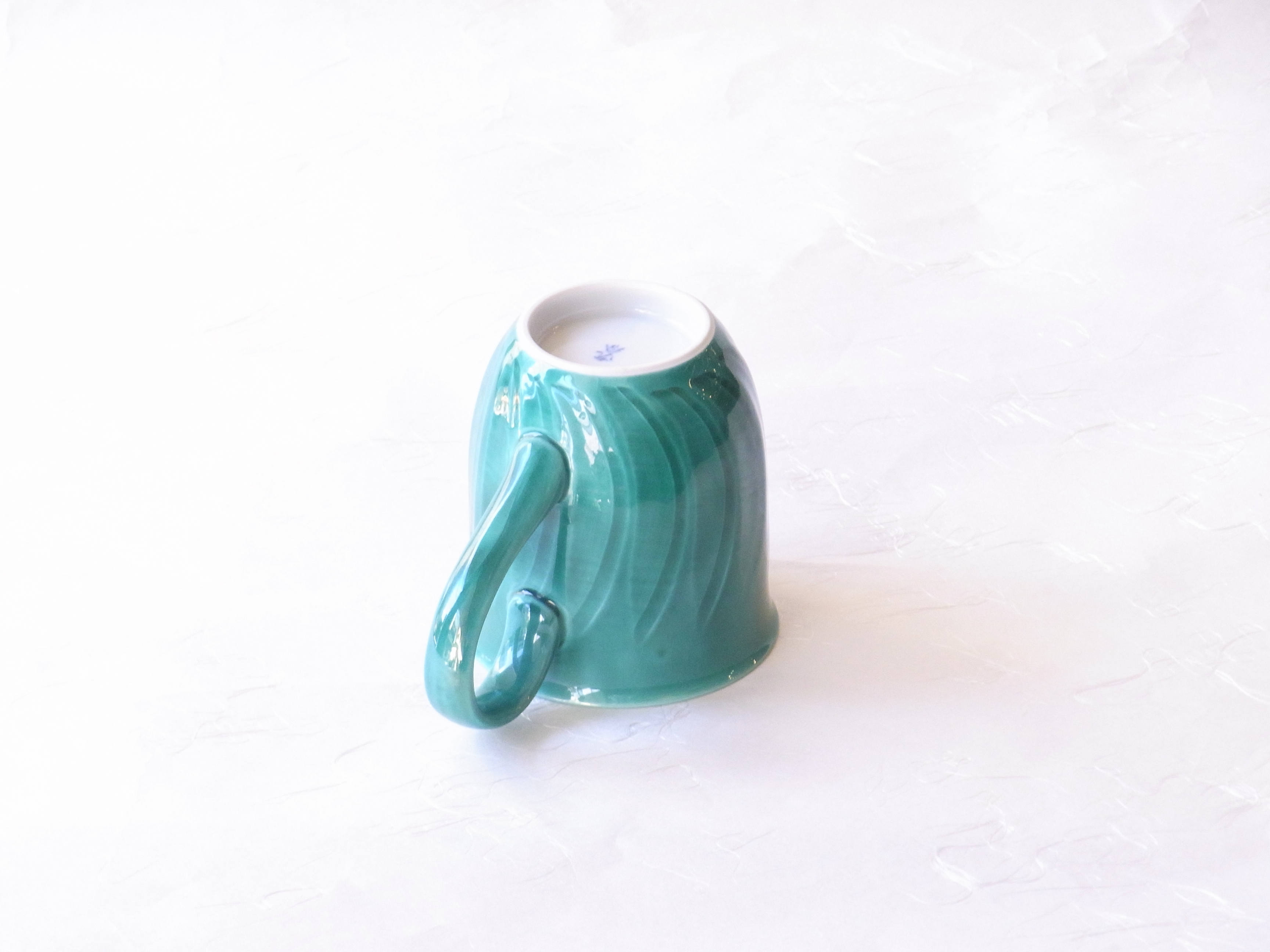 陶磁器　清水焼　青交趾　マグカップ　緑色　グリーン色　陶器　青　青葉　信号機　青信号　焼物の世界　昔からの表現　青緑色　青が混じった緑　とてもきれい　本体に削ぎ　一つのデザイン　口の部分　羽反り　飲みやすい　持ち手も大振り　持ちやすい　内側　シンプルな真っ白　飲み物の色よく見える　容量２００ｃｃ　標準的な大きさ　磁器製　硬い　吸水性がない　扱いやすい　さわやか　美しい緑色　日本製　陶器　磁器　陶磁器　漆器　茶道具　華道具　贈り物　ギフト　記念品　引出物　法要　お返し　専門店　リアル店舗　茶の湯　茶道　裏千家　表千家　茶会　月釜　抹茶　高品質　安らぎ　いやし　よりおいしく　安心　機能的　長持ち　人気　おすすめ　高機能　ネット通販　ネットショップ　セレクトショップ　欲しい　購入　買う　買い物　岐阜県　岐阜市　美殿町　小林漆陶　特別な　選び抜かれた　品質重視　使いやすい　格安　老舗　誕生日　結婚　出産　入学　退職　母の日　父の日　敬老の日　クリスマス　プレゼント　叙勲　長寿　新築　お祝い　御礼　内祝い　外国土産　海外みやげ　実店舗　創業１００年以上　使うと分かる　職人技 日本一の品揃え　日本一の在庫数　専門店　専門知識　数万点の在庫　百貨店（高島屋　三越　伊勢丹　松坂屋　大丸）にない　手作り　お洒落　高級品　希少価値　上質な器 伝統工芸品　コスパ　お値打ち　お買い得　堅牢　飽きない　永く使える　お気に入り　国産　料理が映える　満足感　豊かな食生活　豊かな食文化　こだわりの器　日本文化　他にない　ここにしかない　オリジナル　独自の　個性的　ここでしか買えない　超レアもの　一品もの　現品限り　入手困難　いい器　匠の技　美しい　実用的　外人が喜ぶ店　外人が珍しがる店　外人がうれしい店　日本各地の一級品を売る店　日本全国の器を売る店　本当にいいもの コスパ高い　一流品　修理　選りすぐりの逸品　周年記念　永年勤続表彰　退職記念　卒業記念　日本土産　岐阜土産　岐阜のおみやげ　岐阜の特産品　料理を引き立てる器　高級店　一流店　岐阜で一番　東海で一番　中部で一番　日本で一番　おしゃれな店　地域一番店　実店舗　陶磁器　磁器　華道具　ガラス器　明治４２年創業　有田焼　清水焼　美濃焼　赤津焼　万古焼　常滑焼　九谷焼　唐津焼　萩焼　信楽焼　万古焼　砥部焼　備前焼　丹波焼　山中塗　春慶塗　讃岐塗　越前塗　輪島塗　紀州塗　会津塗　小田原木工　桜皮細工　秋田杉　駿河竹細工　七宝焼　南部鉄器　錫製品　江戸切子　津軽びいどろ　