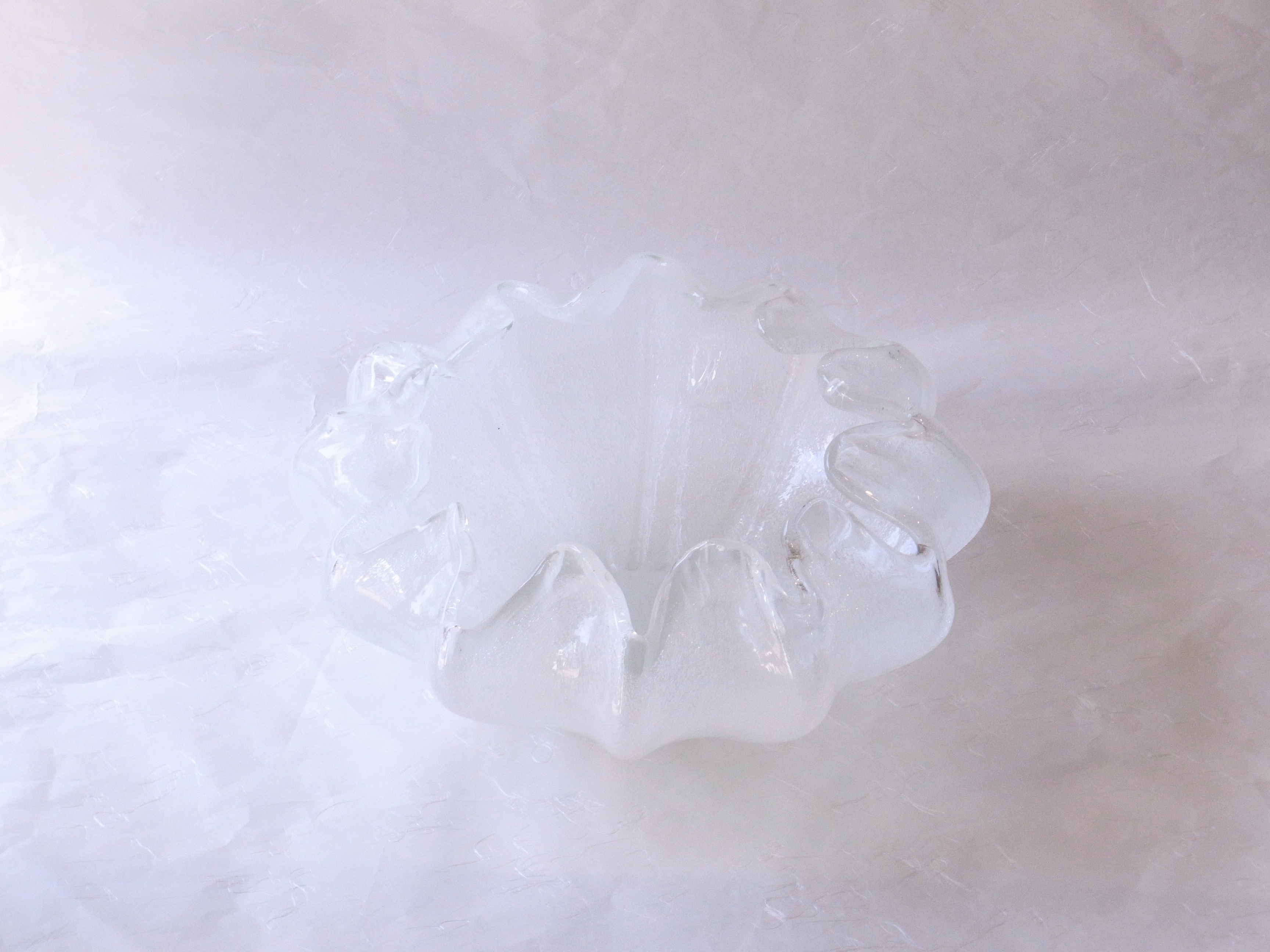 日本製　手づくりガラス　花器　花びら型　白泡　日本の職人さんが作った　つぼみから　花が開きかけている　最もいい状態　再現　ガラスを高温で熱する　熱でやわらかい内に　曲げたり　切ったり　加工しながら　花器の形　仕上げて作られる　多くの経験　熟練の技術が必要　花器の高さ　花びらの形　加工には相当の苦労が伴う　白と透明　泡の入った部分　氷のような涼しさ　無彩色　ほとんどの花を活けることが出来る　花を選ばない　様々　剣山　透明感　涼し気　存在感がある花器　日本製　陶器　磁器　陶磁器　漆器　茶道具　華道具　贈り物　ギフト　記念品　引出物　法要　お返し　専門店　リアル店舗　茶の湯　茶道　裏千家　表千家　茶会　月釜　抹茶　高品質　安らぎ　いやし　よりおいしく　安心　機能的　長持ち　人気　おすすめ　高機能　ネット通販　ネットショップ　セレクトショップ　欲しい　購入　買う　買い物　岐阜県　岐阜市　美殿町　小林漆陶　特別な　選び抜かれた　品質重視　使いやすい　格安　老舗　誕生日　結婚　出産　入学　退職　母の日　父の日　敬老の日　クリスマス　プレゼント　叙勲　長寿　新築　お祝い　御礼　内祝い　外国土産　海外みやげ　実店舗　創業１００年以上　使うと分かる　職人技 日本一の品揃え　日本一の在庫数　専門店　専門知識　数万点の在庫　百貨店（高島屋　三越　伊勢丹　松坂屋　大丸）にない　手作り　お洒落　高級品　希少価値　上質な器 伝統工芸品　コスパ　お値打ち　お買い得　堅牢　飽きない　永く使える　お気に入り　国産　料理が映える　満足感　豊かな食生活　豊かな食文化　こだわりの器　日本文化　他にない　ここにしかない　オリジナル　独自の　個性的　ここでしか買えない　超レアもの　一品もの　現品限り　入手困難　いい器　匠の技　美しい　実用的　外人が喜ぶ店　外人が珍しがる店　外人がうれしい店　日本各地の一級品を売る店　日本全国の器を売る店　本当にいいもの コスパ高い　一流品　修理　選りすぐりの逸品　周年記念　永年勤続表彰　退職記念　卒業記念　日本土産　岐阜土産　岐阜のおみやげ　岐阜の特産品　料理を引き立てる器　高級店　一流店　岐阜で一番　東海で一番　中部で一番　日本で一番　おしゃれな店　地域一番店　実店舗　陶磁器　磁器　華道具　ガラス器　明治４２年創業　有田焼　清水焼　美濃焼　赤津焼　万古焼　常滑焼　九谷焼　唐津焼　萩焼　信楽焼　万古焼　砥部焼　備前焼　丹波焼　山中塗　春慶塗　讃岐塗　越前塗　輪島塗　紀州塗　会津塗　小田原木工　桜皮細工　秋田杉　駿河竹細工　七宝焼　南部鉄器　錫製品　江戸切子　津軽びいどろ　　　