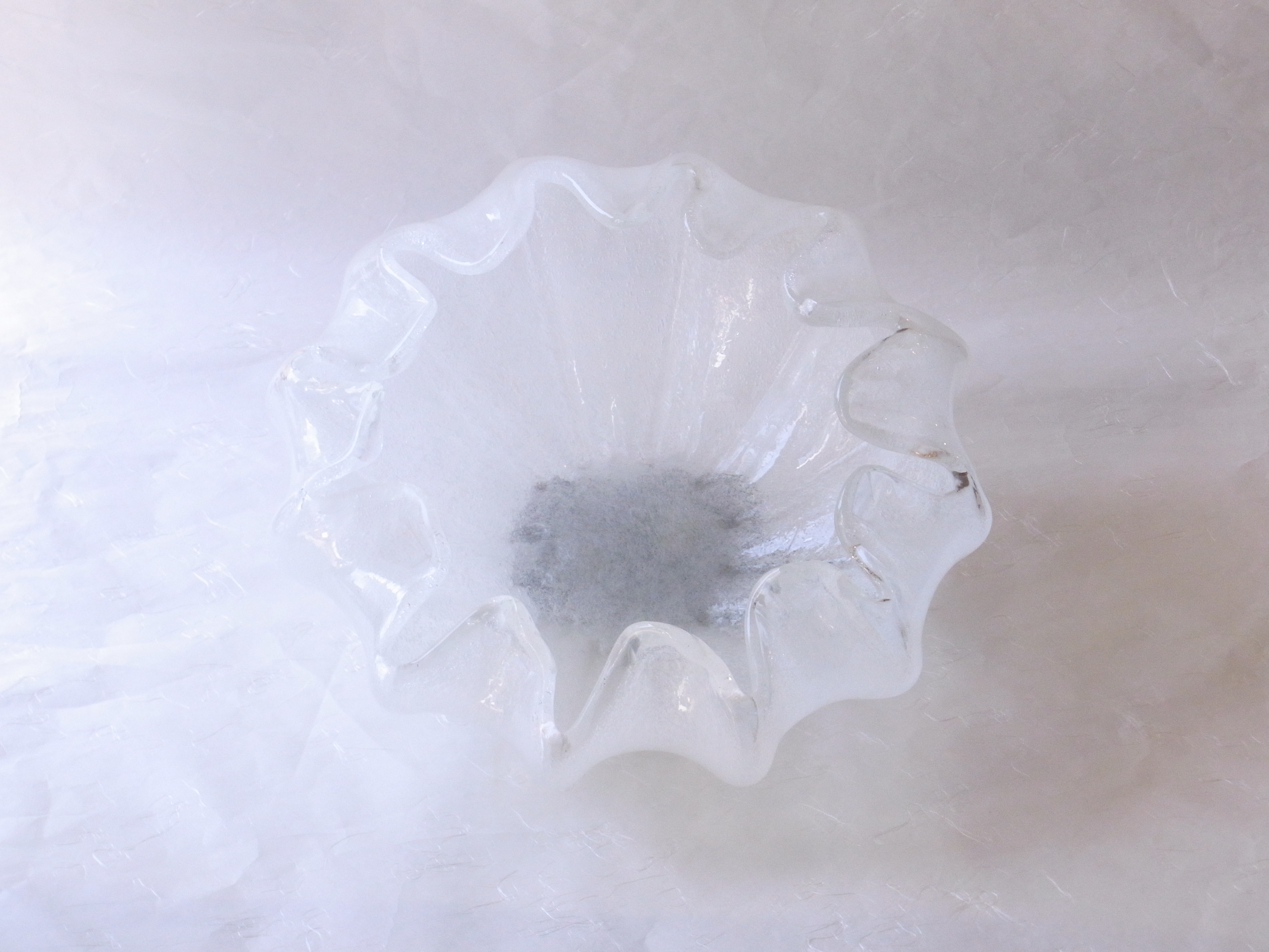 日本製　手づくりガラス　花器　花びら型　白泡　日本の職人さんが作った　つぼみから　花が開きかけている　最もいい状態　再現　ガラスを高温で熱する　熱でやわらかい内に　曲げたり　切ったり　加工しながら　花器の形　仕上げて作られる　多くの経験　熟練の技術が必要　花器の高さ　花びらの形　加工には相当の苦労が伴う　白と透明　泡の入った部分　氷のような涼しさ　無彩色　ほとんどの花を活けることが出来る　花を選ばない　様々　剣山　透明感　涼し気　存在感がある花器　日本製　陶器　磁器　陶磁器　漆器　茶道具　華道具　贈り物　ギフト　記念品　引出物　法要　お返し　専門店　リアル店舗　茶の湯　茶道　裏千家　表千家　茶会　月釜　抹茶　高品質　安らぎ　いやし　よりおいしく　安心　機能的　長持ち　人気　おすすめ　高機能　ネット通販　ネットショップ　セレクトショップ　欲しい　購入　買う　買い物　岐阜県　岐阜市　美殿町　小林漆陶　特別な　選び抜かれた　品質重視　使いやすい　格安　老舗　誕生日　結婚　出産　入学　退職　母の日　父の日　敬老の日　クリスマス　プレゼント　叙勲　長寿　新築　お祝い　御礼　内祝い　外国土産　海外みやげ　実店舗　創業１００年以上　使うと分かる　職人技 日本一の品揃え　日本一の在庫数　専門店　専門知識　数万点の在庫　百貨店（高島屋　三越　伊勢丹　松坂屋　大丸）にない　手作り　お洒落　高級品　希少価値　上質な器 伝統工芸品　コスパ　お値打ち　お買い得　堅牢　飽きない　永く使える　お気に入り　国産　料理が映える　満足感　豊かな食生活　豊かな食文化　こだわりの器　日本文化　他にない　ここにしかない　オリジナル　独自の　個性的　ここでしか買えない　超レアもの　一品もの　現品限り　入手困難　いい器　匠の技　美しい　実用的　外人が喜ぶ店　外人が珍しがる店　外人がうれしい店　日本各地の一級品を売る店　日本全国の器を売る店　本当にいいもの コスパ高い　一流品　修理　選りすぐりの逸品　周年記念　永年勤続表彰　退職記念　卒業記念　日本土産　岐阜土産　岐阜のおみやげ　岐阜の特産品　料理を引き立てる器　高級店　一流店　岐阜で一番　東海で一番　中部で一番　日本で一番　おしゃれな店　地域一番店　実店舗　陶磁器　磁器　華道具　ガラス器　明治４２年創業　有田焼　清水焼　美濃焼　赤津焼　万古焼　常滑焼　九谷焼　唐津焼　萩焼　信楽焼　万古焼　砥部焼　備前焼　丹波焼　山中塗　春慶塗　讃岐塗　越前塗　輪島塗　紀州塗　会津塗　小田原木工　桜皮細工　秋田杉　駿河竹細工　七宝焼　南部鉄器　錫製品　江戸切子　津軽びいどろ　　　