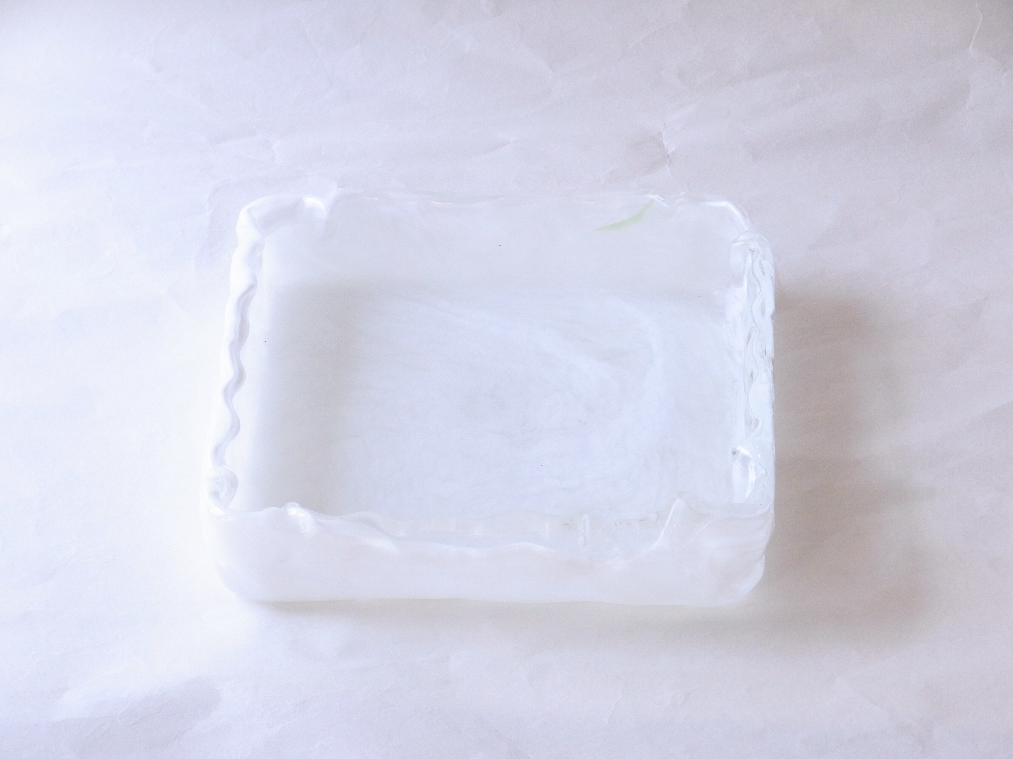 ガラス製品　日本製　手づくり　ガラス花器　スクエア　白　熱いうちに　曲げて成形　四角い　水盤のような　基本的な生け方　透明なガラス　白色が流れるように　漂っている風合い　透明な部分　白い筋状　斑紋　細かい　意図的でない　自然なガラスの流れ　花器のデザイン　模様　高度な技術　デコボコ　手づくり感　白が基調　どんな花にも合わせやすい　引き立つ　花器の形　最もよく使う　基本のもの　どなたでも生けられる　汎用性が高い　日本製　陶器　磁器　陶磁器　漆器　茶道具　華道具　贈り物　ギフト　記念品　引出物　法要　お返し　専門店　リアル店舗　茶の湯　茶道　裏千家　表千家　茶会　月釜　抹茶　高品質　安らぎ　いやし　よりおいしく　安心　機能的　長持ち　人気　おすすめ　高機能　ネット通販　ネットショップ　セレクトショップ　欲しい　購入　買う　買い物　岐阜県　岐阜市　美殿町　小林漆陶　特別な　選び抜かれた　品質重視　使いやすい　格安　老舗　誕生日　結婚　出産　入学　退職　母の日　父の日　敬老の日　クリスマス　プレゼント　叙勲　長寿　新築　お祝い　御礼　内祝い　外国土産　海外みやげ　実店舗　創業１００年以上　使うと分かる　職人技 日本一の品揃え　日本一の在庫数　専門店　専門知識　数万点の在庫　百貨店（高島屋　三越　伊勢丹　松坂屋　大丸）にない　手作り　お洒落　高級品　希少価値　上質な器 伝統工芸品　コスパ　お値打ち　お買い得　堅牢　飽きない　永く使える　お気に入り　国産　料理が映える　満足感　豊かな食生活　豊かな食文化　こだわりの器　日本文化　他にない　ここにしかない　オリジナル　独自の　個性的　ここでしか買えない　超レアもの　一品もの　現品限り　入手困難　いい器　匠の技　美しい　実用的　外人が喜ぶ店　外人が珍しがる店　外人がうれしい店　日本各地の一級品を売る店　日本全国の器を売る店　本当にいいもの コスパ高い　一流品　修理　選りすぐりの逸品　周年記念　永年勤続表彰　退職記念　卒業記念　日本土産　岐阜土産　岐阜のおみやげ　岐阜の特産品　料理を引き立てる器　高級店　一流店　岐阜で一番　東海で一番　中部で一番　日本で一番　おしゃれな店　地域一番店　実店舗　陶磁器　磁器　華道具　ガラス器　明治４２年創業　有田焼　清水焼　美濃焼　赤津焼　万古焼　常滑焼　九谷焼　唐津焼　萩焼　信楽焼　万古焼　砥部焼　備前焼　丹波焼　山中塗　春慶塗　讃岐塗　越前塗　輪島塗　紀州塗　会津塗　小田原木工　桜皮細工　秋田杉　駿河竹細工　七宝焼　南部鉄器　錫製品　江戸切子　津軽びいどろ