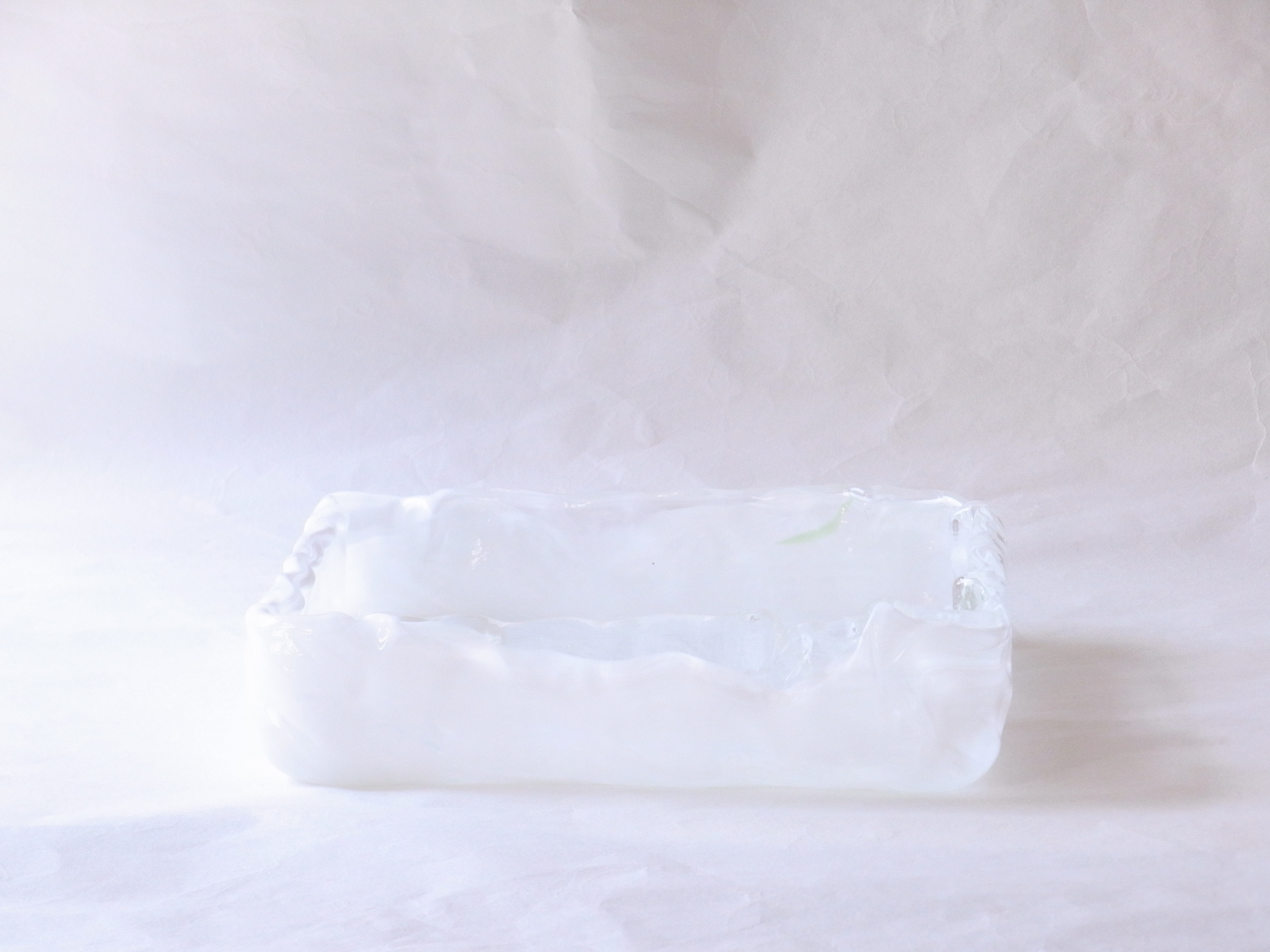 ガラス製品　日本製　手づくり　ガラス花器　スクエア　白　熱いうちに　曲げて成形　四角い　水盤のような　基本的な生け方　透明なガラス　白色が流れるように　漂っている風合い　透明な部分　白い筋状　斑紋　細かい　意図的でない　自然なガラスの流れ　花器のデザイン　模様　高度な技術　デコボコ　手づくり感　白が基調　どんな花にも合わせやすい　引き立つ　花器の形　最もよく使う　基本のもの　どなたでも生けられる　汎用性が高い　日本製　陶器　磁器　陶磁器　漆器　茶道具　華道具　贈り物　ギフト　記念品　引出物　法要　お返し　専門店　リアル店舗　茶の湯　茶道　裏千家　表千家　茶会　月釜　抹茶　高品質　安らぎ　いやし　よりおいしく　安心　機能的　長持ち　人気　おすすめ　高機能　ネット通販　ネットショップ　セレクトショップ　欲しい　購入　買う　買い物　岐阜県　岐阜市　美殿町　小林漆陶　特別な　選び抜かれた　品質重視　使いやすい　格安　老舗　誕生日　結婚　出産　入学　退職　母の日　父の日　敬老の日　クリスマス　プレゼント　叙勲　長寿　新築　お祝い　御礼　内祝い　外国土産　海外みやげ　実店舗　創業１００年以上　使うと分かる　職人技 日本一の品揃え　日本一の在庫数　専門店　専門知識　数万点の在庫　百貨店（高島屋　三越　伊勢丹　松坂屋　大丸）にない　手作り　お洒落　高級品　希少価値　上質な器 伝統工芸品　コスパ　お値打ち　お買い得　堅牢　飽きない　永く使える　お気に入り　国産　料理が映える　満足感　豊かな食生活　豊かな食文化　こだわりの器　日本文化　他にない　ここにしかない　オリジナル　独自の　個性的　ここでしか買えない　超レアもの　一品もの　現品限り　入手困難　いい器　匠の技　美しい　実用的　外人が喜ぶ店　外人が珍しがる店　外人がうれしい店　日本各地の一級品を売る店　日本全国の器を売る店　本当にいいもの コスパ高い　一流品　修理　選りすぐりの逸品　周年記念　永年勤続表彰　退職記念　卒業記念　日本土産　岐阜土産　岐阜のおみやげ　岐阜の特産品　料理を引き立てる器　高級店　一流店　岐阜で一番　東海で一番　中部で一番　日本で一番　おしゃれな店　地域一番店　実店舗　陶磁器　磁器　華道具　ガラス器　明治４２年創業　有田焼　清水焼　美濃焼　赤津焼　万古焼　常滑焼　九谷焼　唐津焼　萩焼　信楽焼　万古焼　砥部焼　備前焼　丹波焼　山中塗　春慶塗　讃岐塗　越前塗　輪島塗　紀州塗　会津塗　小田原木工　桜皮細工　秋田杉　駿河竹細工　七宝焼　南部鉄器　錫製品　江戸切子　津軽びいどろ