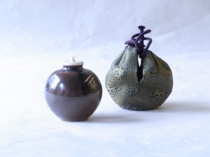 笹田有祥 珠光文琳 茶入 仕服付き 有楽緞子 大名物 珠光文琳茶入 写し 濃茶を入れる茶道具 村田珠光が所持 津田(天王寺屋)宗及 天王寺屋文琳 宗及文琳 織田信長 袴田内匠 細川三斎 徳川将軍家 南部家 豊満にして気品高い形姿 総体柿金地 鼠色 青み 肩双方から黒釉のなだれ 胴紐のあたりで一線 仕服 有楽緞子 名物裂 織田有楽の所持 常真裂 常真とは織田信長の次男 織田信雄 縹色経五枚繻子地 網目雲と飛鶴紋 本歌は中国明代の製 日本製 陶器 磁器 陶磁器 漆器 茶道具 華道具 贈り物 ギフト 記念品 引出物 法要 お返し 専門店 リアル店舗 茶の湯 茶道 裏千家 表千家 茶会 月釜 抹茶 高品質 安らぎ いやし よりおいしく 安心 機能的 長持ち 人気 おすすめ 高機能 ネット通販 ネットショップ セレクトショップ 欲しい 購入 買う 買い物 岐阜県 岐阜市 美殿町 小林漆陶 特別な 選び抜かれた 品質重視 使いやすい 格安 老舗 誕生日 結婚 出産 入学 退職 母の日 父の日 敬老の日 クリスマス プレゼント 叙勲 長寿 新築 お祝い 御礼 内祝い 外国土産 海外みやげ 実店舗 創業100年以上 使うと分かる 職人技 日本一の品揃え 日本一の在庫数 専門店 専門知識 数万点の在庫 百貨店(高島屋 三越 伊勢丹 松坂屋 大丸)にない 手作り お洒落 高級品 希少価値 上質な器 伝統工芸品 コスパ お値打ち お買い得 堅牢 飽きない 永く使える お気に入り 国産 料理が映える 満足感 豊かな食生活 豊かな食文化 こだわりの器 日本文化 他にない ここにしかない オリジナル 独自の 個性的 ここでしか買えない 超レアもの 一品もの 現品限り 入手困難 いい器 匠の技 美しい 実用的 外人が喜ぶ店 外人が珍しがる店 外人がうれしい店 日本各地の一級品を売る店 日本全国の器を売る店 本当にいいもの コスパ高い 一流品 修理 選りすぐりの逸品 周年記念 永年勤続表彰 退職記念 卒業記念 日本土産 岐阜土産 岐阜のおみやげ 岐阜の特産品 料理を引き立てる器 高級店 一流店 岐阜で一番 東海で一番 中部で一番 日本で一番 おしゃれな店 地域一番店 実店舗 陶磁器 磁器 華道具 ガラス器 明治42年創業 有田焼 清水焼 美濃焼 赤津焼 万古焼 常滑焼 九谷焼 唐津焼 萩焼 信楽焼 万古焼 砥部焼 備前焼 丹波焼 山中塗 春慶塗 讃岐塗 越前塗 輪島塗 紀州塗 会津塗 小田原木工 桜皮細工 秋田杉 駿河竹細工 七宝焼 南部鉄器 錫製品 江戸切子 津軽びいどろ