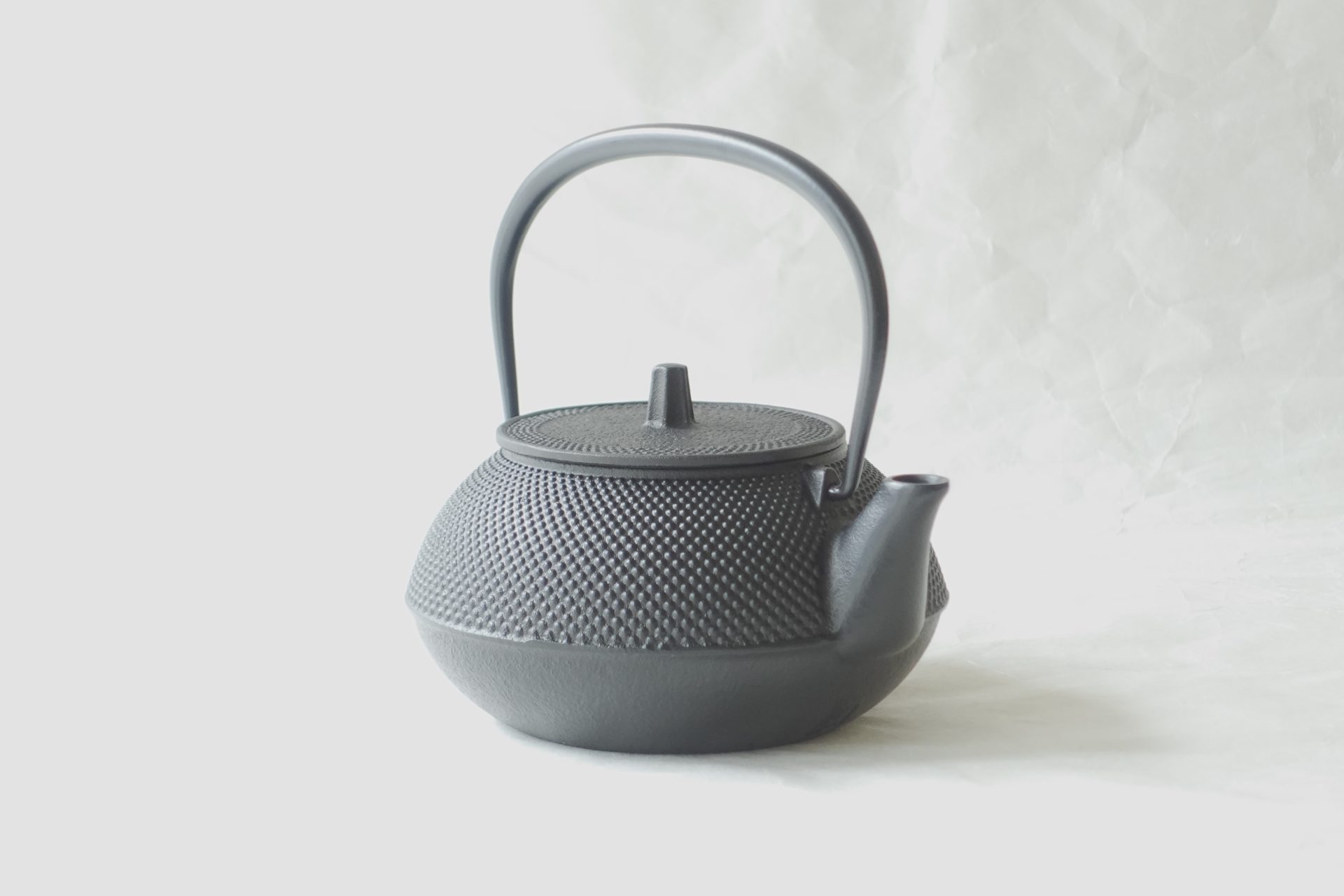 伝統工芸品 南部鉄瓶 急須 兼用 南部鉄 鉄分 二価鉄 お湯がまろやかになる 健康に良い 美味しくなる 湯沸かし 機能的 美濃焼 鉄瓶 陶器 漆 漆器 有田焼 金継ぎ 焼き物 食器 陶磁器 伝統工芸品 茶碗 工芸品 九谷焼 南部鉄器 陶芸 有田焼どこ 岐阜 焼き物 磁器 瀬戸物 岐阜岐阜県岐阜市美殿町６−番地 小林漆陶 漆塗り器 織部焼 箸 金継ぎ 岐阜 お香 岐阜 食器 伝統工芸 茶道具 岐阜 陶器 小林漆陶 美濃焼専門店 焼き物 岐阜 お皿 九谷焼 どこ 岐阜市 陶器 0582659312〒500-8182 岐阜県岐阜市美殿町６ 小林漆陶 〒500-8182 岐阜県岐阜市美殿町６番地 小林漆陶 うつわ うつわ屋 お皿 岐阜 お皿屋さん お茶 お茶碗 お箸　岐阜 どこの辺に 陶器屋さんってあります やきもの　岐阜 ギフトョップ ギフトショップ マグカップ モダン焼物 レンジできる 陶器 どこに売ってる 伝統工芸品 切子 南部鉄器 どこ 南部鉄器　岐阜市 南部鉄器販売店 南部鉄器購入　岐阜県 器屋 土鍋 岐阜 小洒落たお皿 岐阜 お椀が出る店 岐阜 お皿 岐阜 お皿 お店 岐阜 お皿屋さん 岐阜 器 岐阜 塗り物 鉄瓶 南部鉄器 南部鉄器販売店 南部鉄器購入 岐阜県 南部鉄器 岐阜市 南部鉄瓶 南部鉄瓶本物見分け方 南部鉄瓶急須 南部鉄瓶本物値段 鉄瓶白湯 鉄瓶サビ 鉄瓶お茶 鉄瓶の手入れ 鉄瓶赤錆 鉄瓶の洗い方 大谷翔平南部鉄瓶 大谷南部鉄瓶 南部鉄瓶本物見分け方 南部鉄瓶老舗のおすすめ 南部鉄瓶本物値段 南部鉄瓶急須 南部鉄瓶サビ 南部鉄瓶ih 南部鉄瓶管理 南部鉄瓶老舗 南部鉄瓶あられ 南部鉄瓶アイエイチ対応 南部鉄瓶赤錆 南部鉄瓶の洗い方 南部鉄瓶赤さび 鉄瓶ih対応日本製 ih対応南部鉄器鉄瓶 ih対応鉄瓶おすすめ 鉄瓶販売 鉄瓶売ってる場所 鉄瓶の使い方 鉄瓶おすすめ 鉄瓶急須 鉄瓶急須兼用 鉄瓶急須 直火