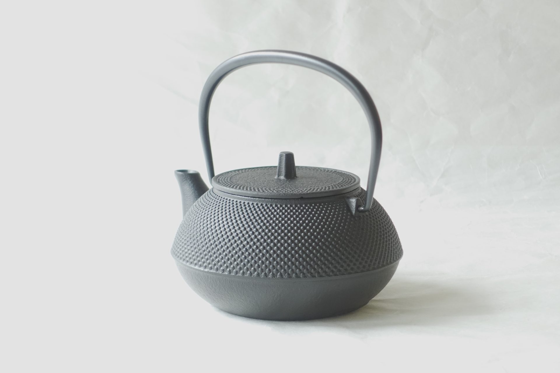 伝統工芸品 南部鉄瓶 急須 兼用 南部鉄 鉄分 二価鉄 お湯がまろやかになる 健康に良い 美味しくなる 湯沸かし 機能的 美濃焼 鉄瓶 陶器 漆 漆器 有田焼 金継ぎ 焼き物 食器 陶磁器 伝統工芸品 茶碗 工芸品 九谷焼 南部鉄器 陶芸 有田焼どこ 岐阜 焼き物 磁器 瀬戸物 岐阜岐阜県岐阜市美殿町６−番地 小林漆陶 漆塗り器 織部焼 箸 金継ぎ 岐阜 お香 岐阜 食器 伝統工芸 茶道具 岐阜 陶器 小林漆陶 美濃焼専門店 焼き物 岐阜 お皿 九谷焼 どこ 岐阜市 陶器 0582659312〒500-8182 岐阜県岐阜市美殿町６ 小林漆陶 〒500-8182 岐阜県岐阜市美殿町６番地 小林漆陶 うつわ うつわ屋 お皿 岐阜 お皿屋さん お茶 お茶碗 お箸　岐阜 どこの辺に 陶器屋さんってあります やきもの　岐阜 ギフトョップ ギフトショップ マグカップ モダン焼物 レンジできる 陶器 どこに売ってる 伝統工芸品 切子 南部鉄器 どこ 南部鉄器　岐阜市 南部鉄器販売店 南部鉄器購入　岐阜県 器屋 土鍋 岐阜 小洒落たお皿 岐阜 お椀が出る店 岐阜 お皿 岐阜 お皿 お店 岐阜 お皿屋さん 岐阜 器 岐阜 塗り物 鉄瓶 南部鉄器 南部鉄器販売店 南部鉄器購入 岐阜県 南部鉄器 岐阜市 南部鉄瓶 南部鉄瓶本物見分け方 南部鉄瓶急須 南部鉄瓶本物値段 鉄瓶白湯 鉄瓶サビ 鉄瓶お茶 鉄瓶の手入れ 鉄瓶赤錆 鉄瓶の洗い方 大谷翔平南部鉄瓶 大谷南部鉄瓶 南部鉄瓶本物見分け方 南部鉄瓶老舗のおすすめ 南部鉄瓶本物値段 南部鉄瓶急須 南部鉄瓶サビ 南部鉄瓶ih 南部鉄瓶管理 南部鉄瓶老舗 南部鉄瓶あられ 南部鉄瓶アイエイチ対応 南部鉄瓶赤錆 南部鉄瓶の洗い方 南部鉄瓶赤さび 鉄瓶ih対応日本製 ih対応南部鉄器鉄瓶 ih対応鉄瓶おすすめ 鉄瓶販売 鉄瓶売ってる場所 鉄瓶の使い方 鉄瓶おすすめ 鉄瓶急須 鉄瓶急須兼用 鉄瓶急須 直火