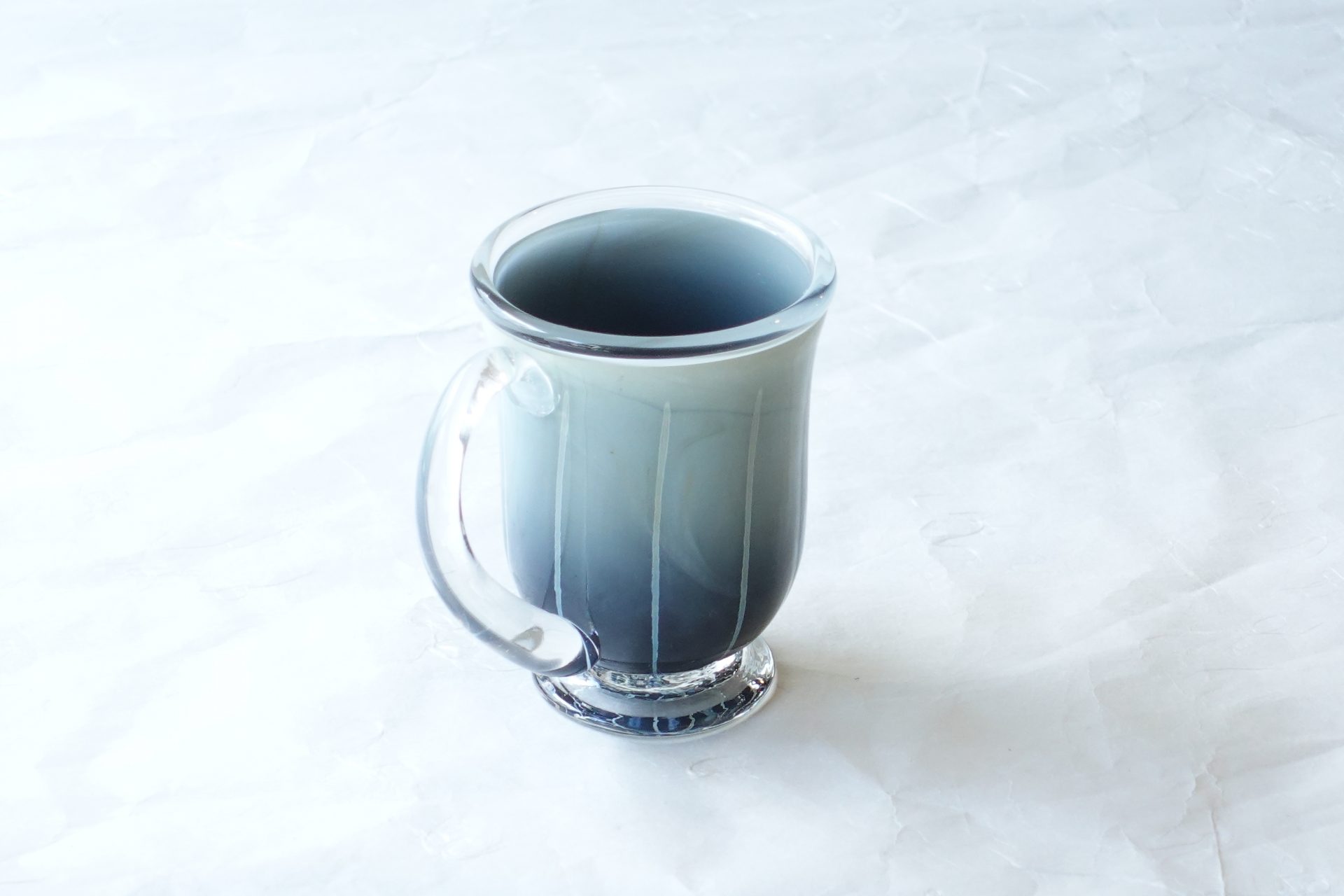 日本製　手づくり　耐熱ガラス　マグカップ　窯変　神秘的　職人の技術　経験　美しい色彩　模様　グラデーション　芸術　握りやすい　飲みやすい　安定している　使いやすい　硬い　欠けにくい　