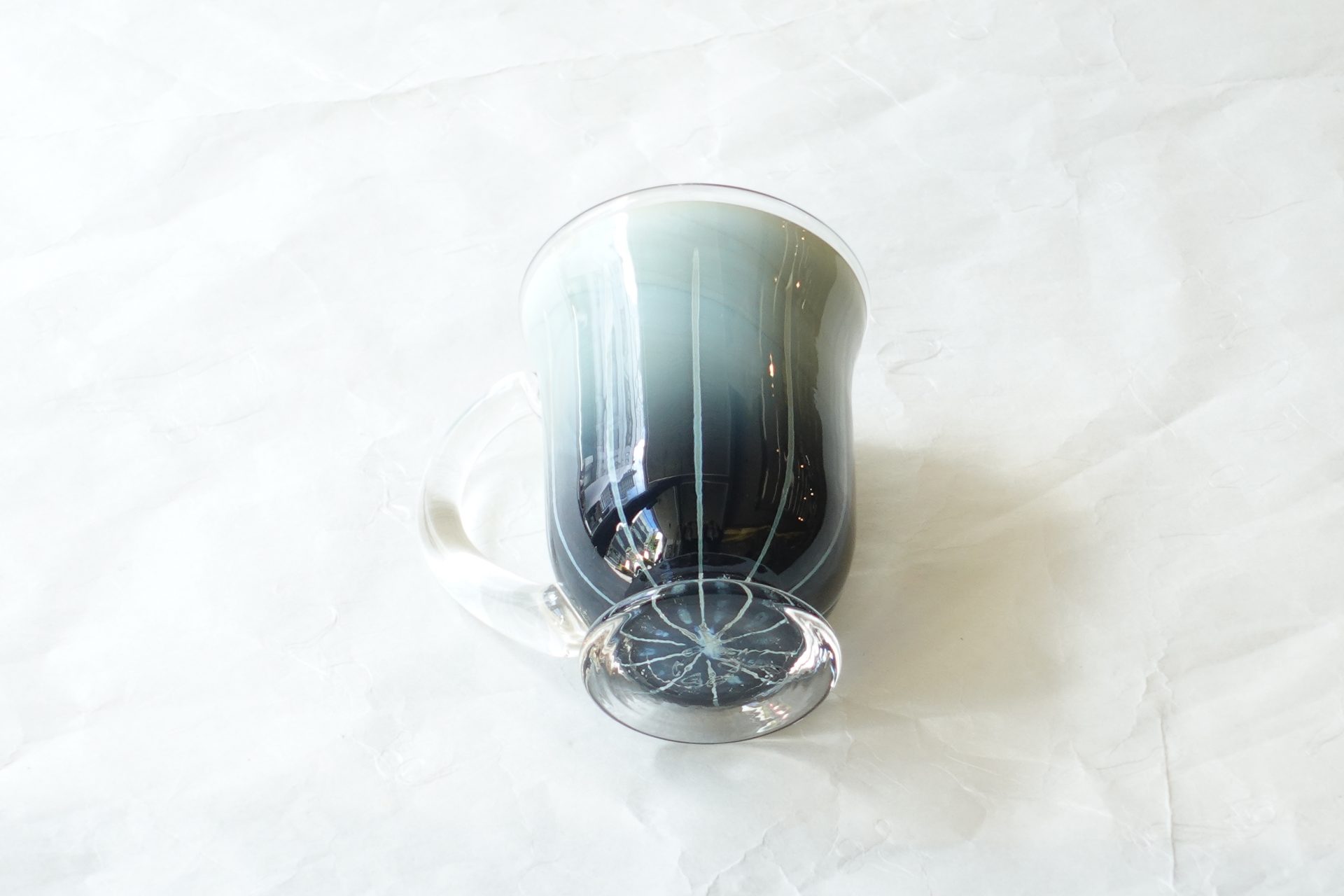 日本製　手づくり　耐熱ガラス　マグカップ　窯変　神秘的　職人の技術　経験　美しい色彩　模様　グラデーション　芸術　握りやすい　飲みやすい　安定している　使いやすい　硬い　欠けにくい　