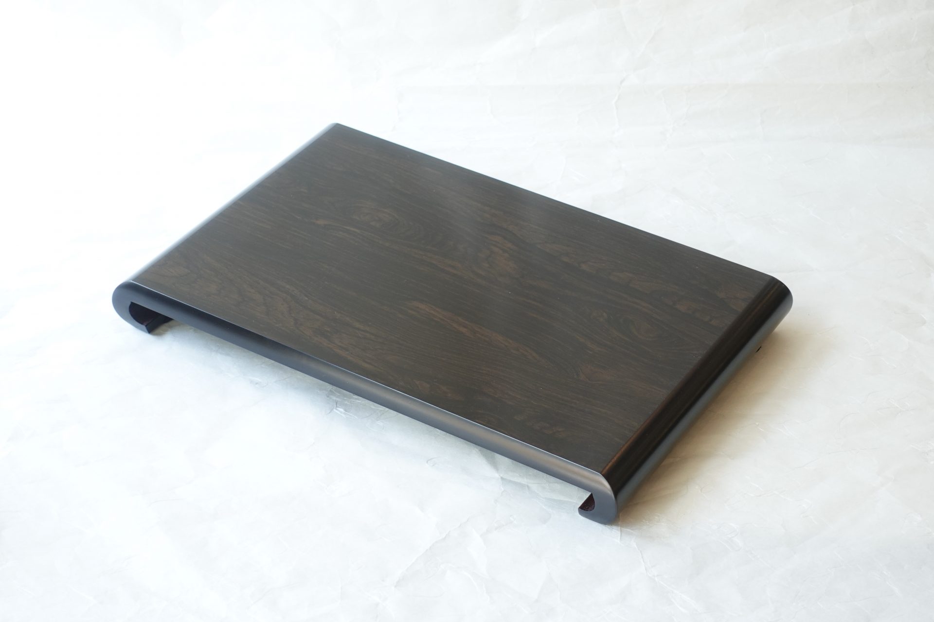 日本製　黒檀調　花台　ＭＤＦ　ファイバーボード　間伐材　森林保護　シンプルな形　曲線で校正されている　やわらかいイメージ　置き物　飾り物　汎用性が高い　木質繊維板　