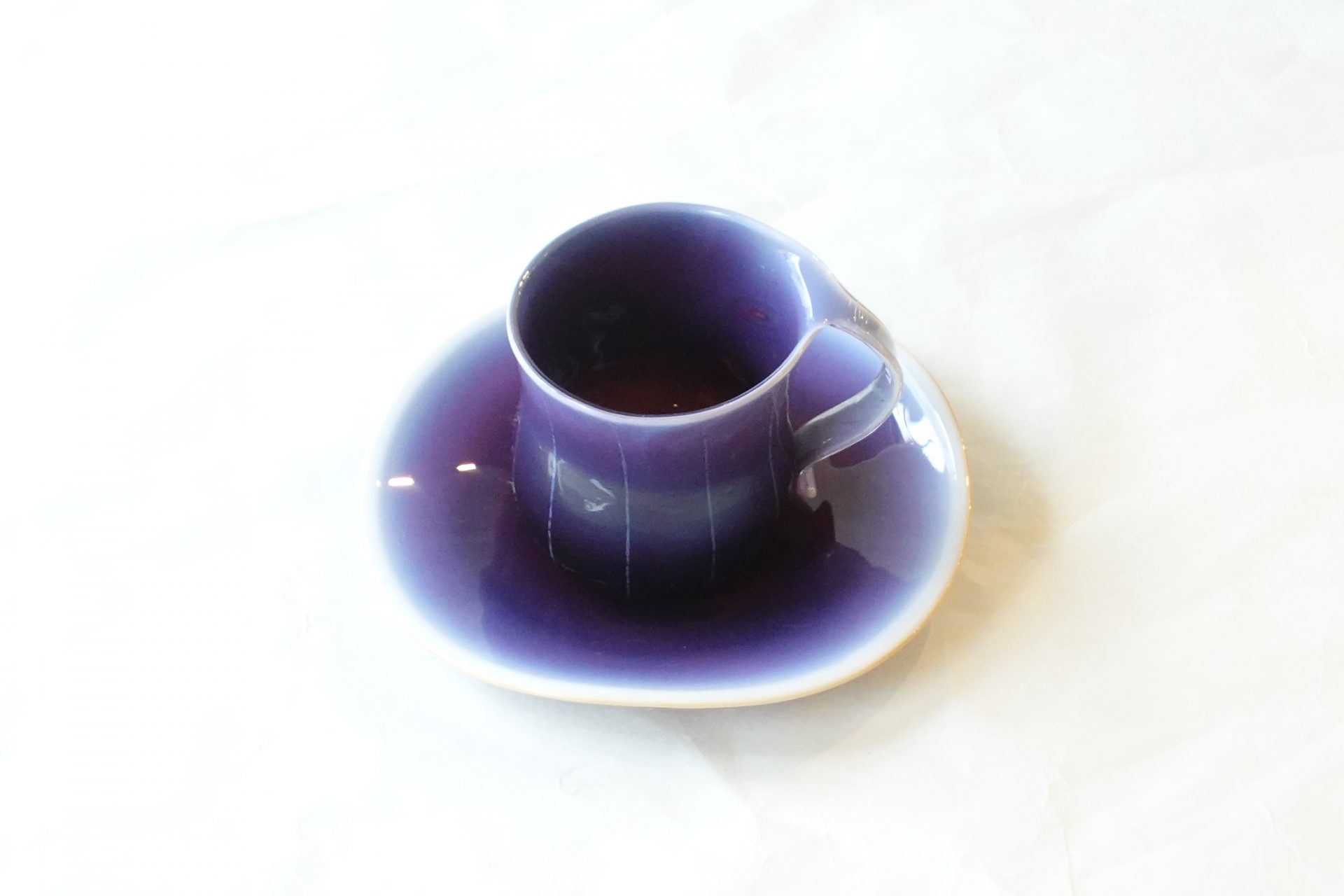 日本製　手作りガラス　耐熱ガラス　窯変　多彩な発色　ベテランの職人さん　高度な技術　紫色　赤紫色　グラデーション　ストライプ柄　芸術　美しい　焼成温度が高い　硬い　欠けにくいガラス　　 　
