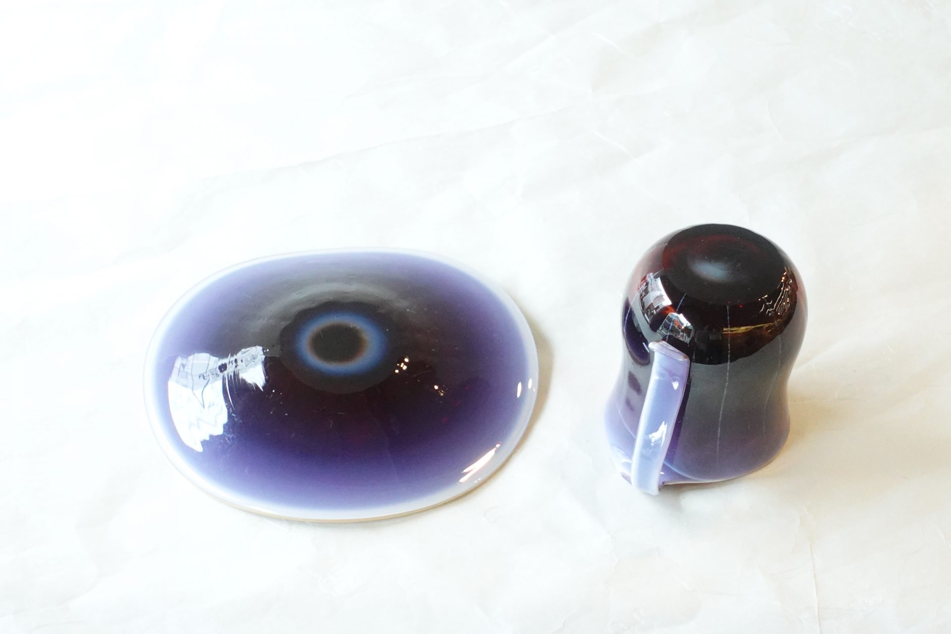 日本製　手作りガラス　耐熱ガラス　窯変　多彩な発色　ベテランの職人さん　高度な技術　紫色　赤紫色　グラデーション　ストライプ柄　芸術　美しい　焼成温度が高い　硬い　欠けにくいガラス　　 　