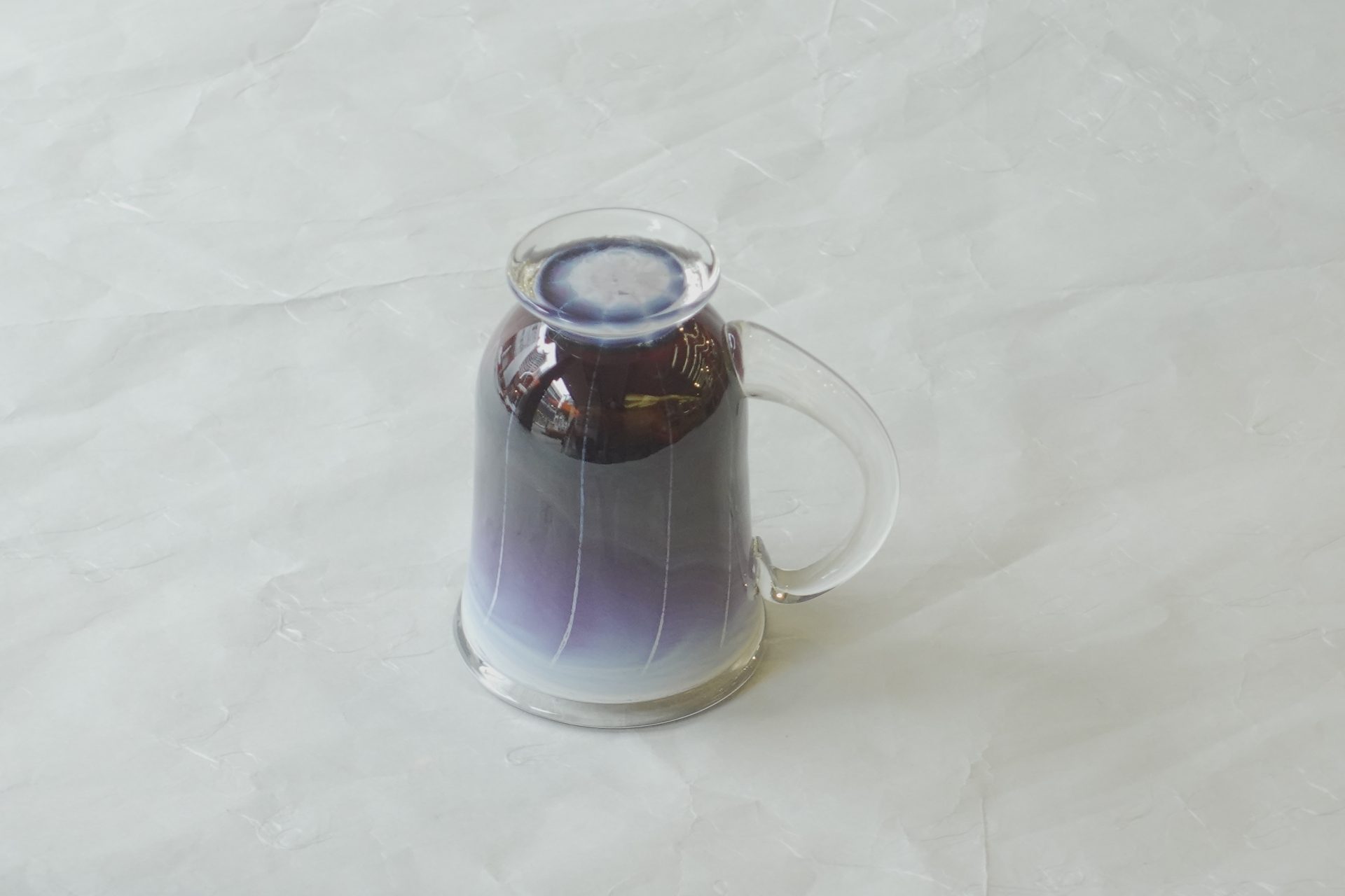 日本製　手づくり　耐熱ガラス　マグカップ　窯変　美しい色彩　赤紫色　グラデーション　薄紫色　ストライプ　芸術　握りやすい　飲みやすい　安定　使いやすい　硬い　欠けにくいガラス