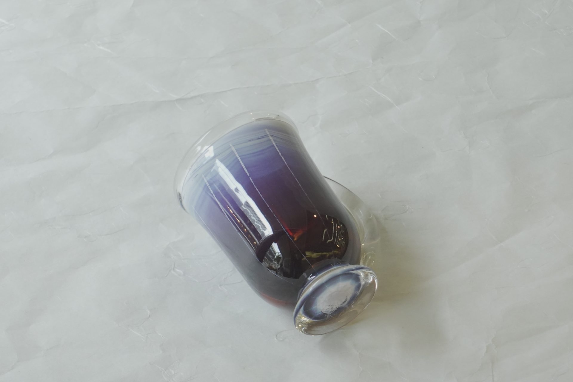 日本製　手づくり　耐熱ガラス　マグカップ　窯変　美しい色彩　赤紫色　グラデーション　薄紫色　ストライプ　芸術　握りやすい　飲みやすい　安定　使いやすい　硬い　欠けにくいガラス