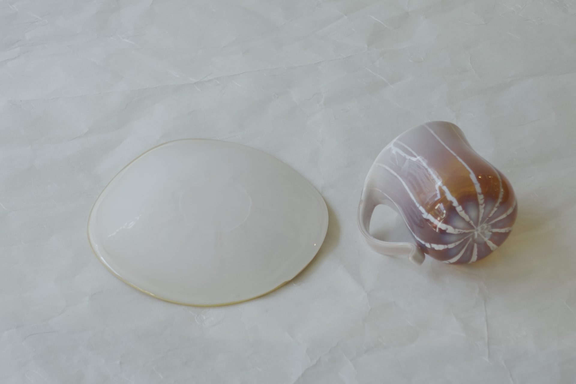 ガラス製品　日本製　手づくり　耐熱ガラス　職人の技術　美しい色彩　高度な技術　クリーム　アンバー　芸術　硬い　欠けにくい　