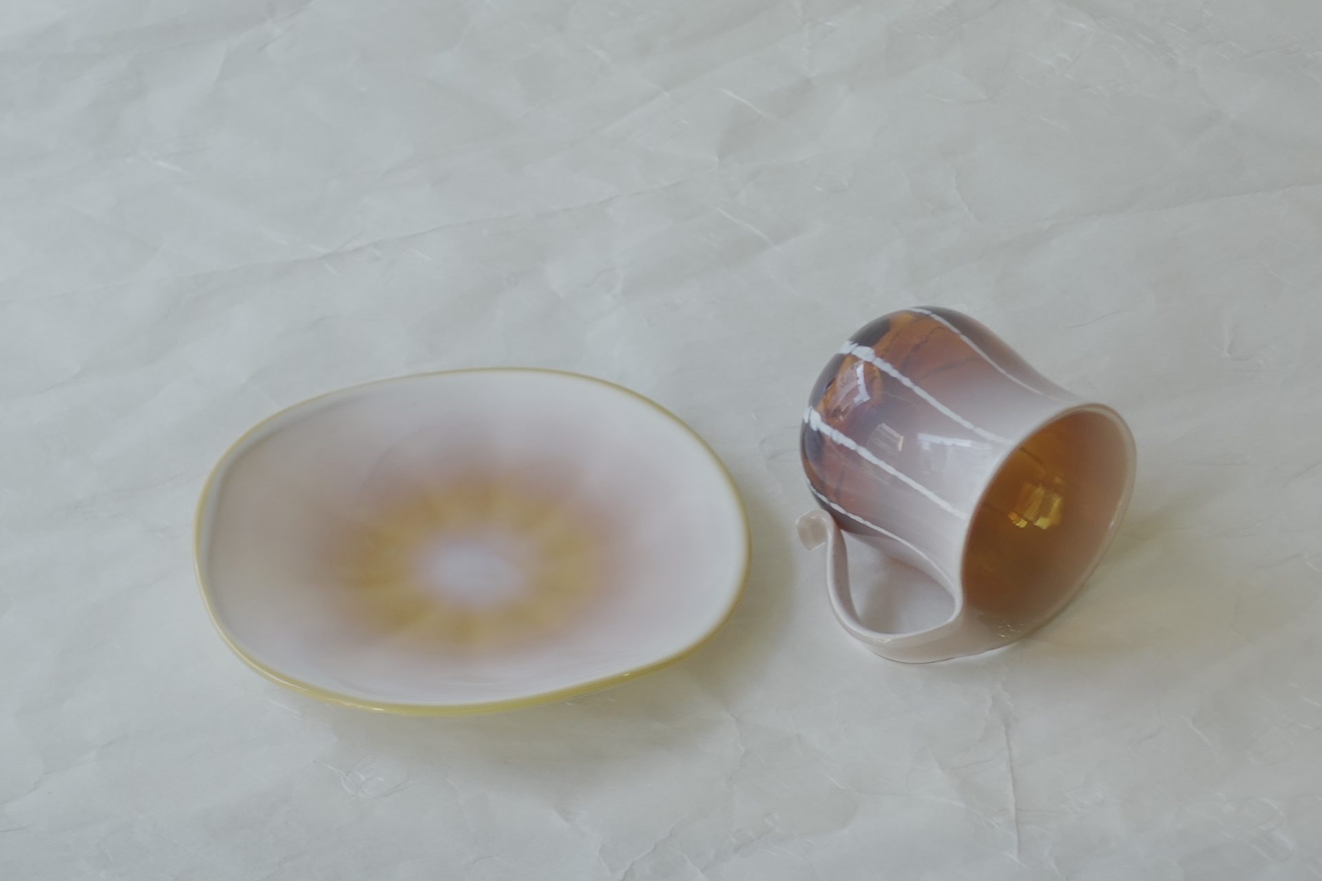 ガラス製品　日本製　手づくり　耐熱ガラス　職人の技術　美しい色彩　高度な技術　クリーム　アンバー　芸術　硬い　欠けにくい　