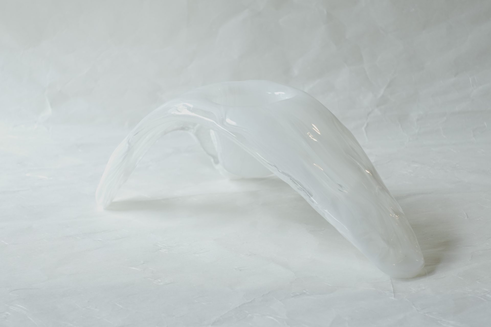 ガラス器　日本製　手づくり　ガラス花器　花を活ける　面白い形　花器　ガラス職人　高度な技術　手づくり感　芸術性　表現　安定　独特のデザイン　変形ガラス　温かみ　存在感　希少性　独自性