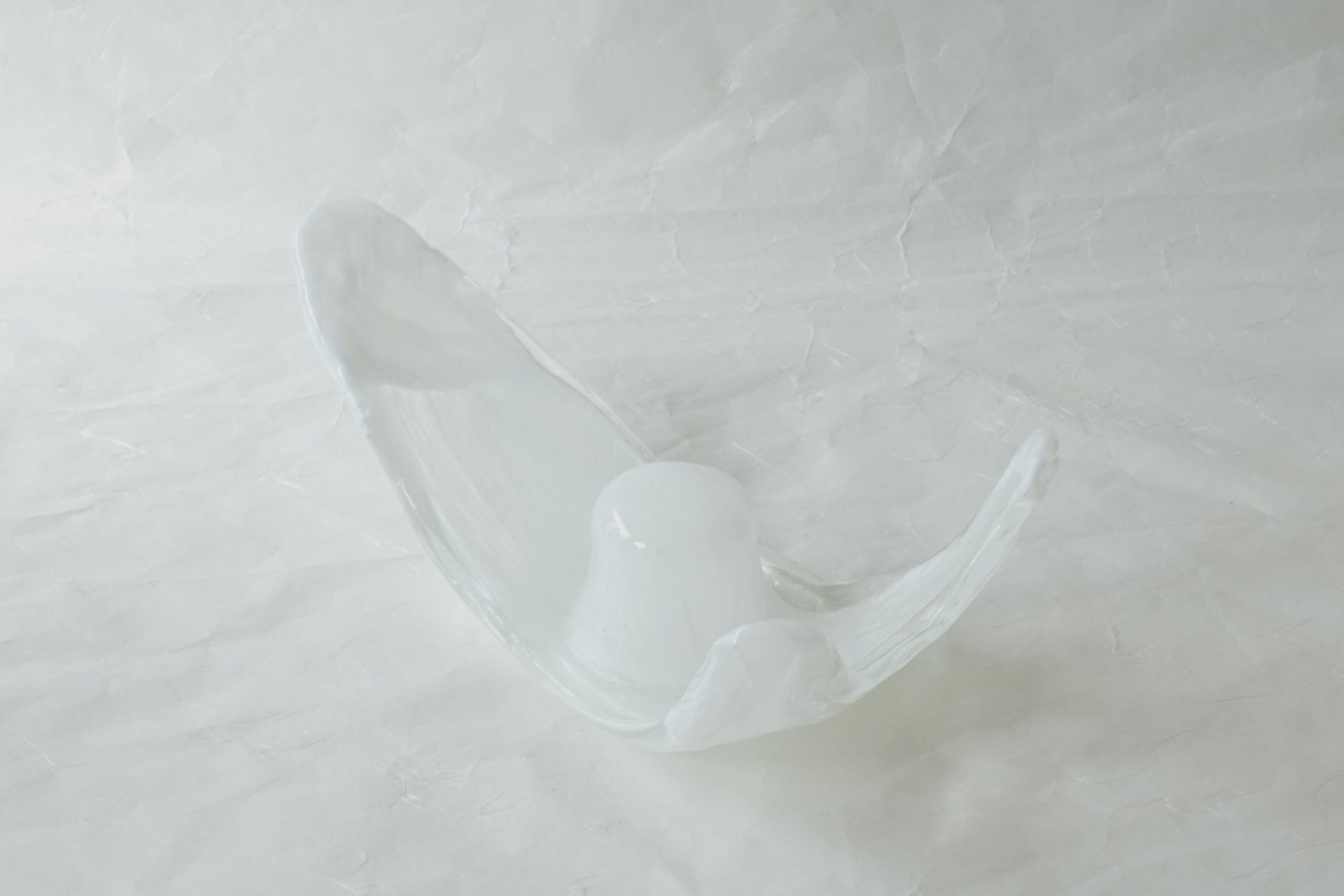 ガラス器　日本製　手づくり　ガラス花器　花を活ける　面白い形　花器　ガラス職人　高度な技術　手づくり感　芸術性　表現　安定　独特のデザイン　変形ガラス　温かみ　存在感　希少性　独自性