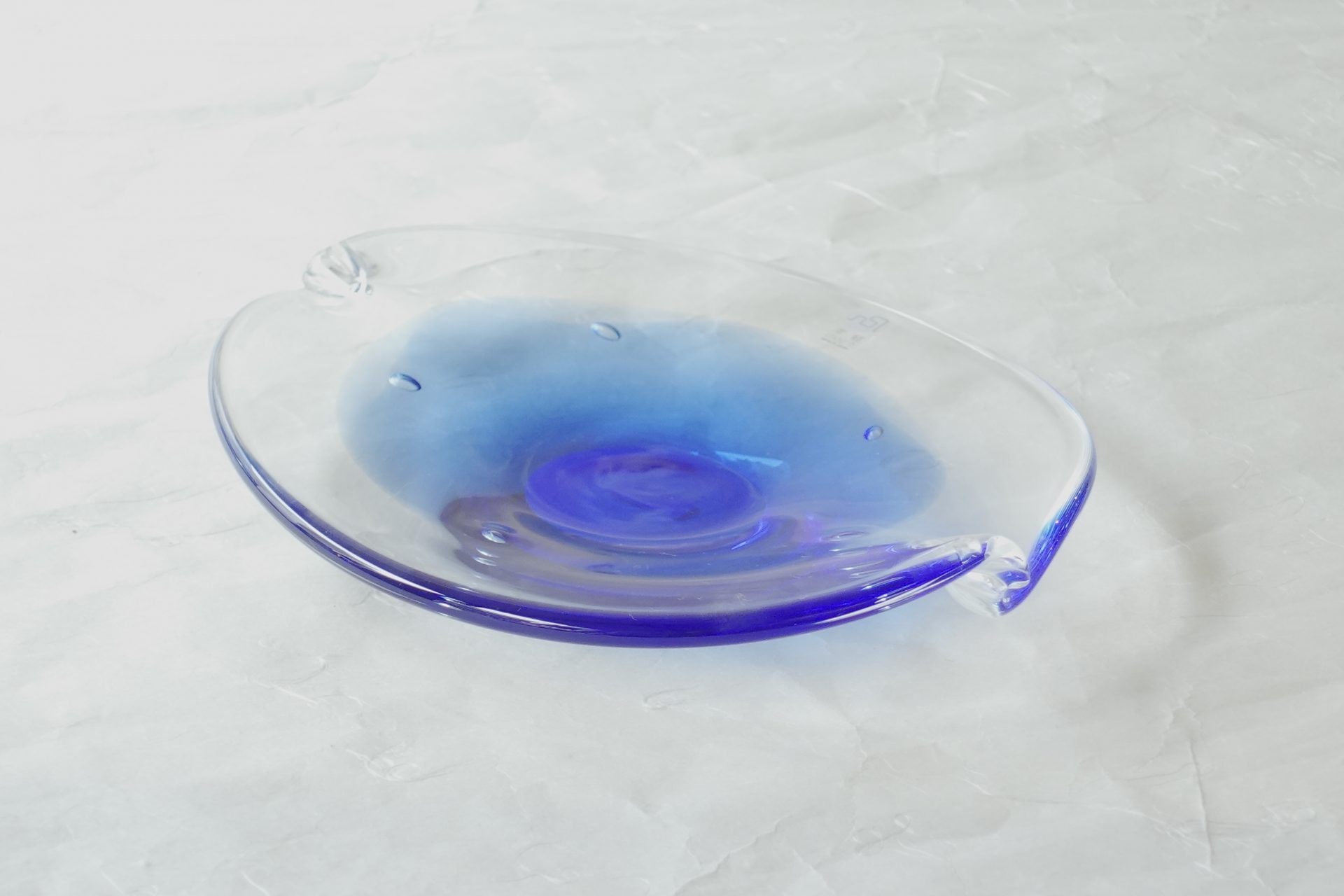ガラス器　津軽びいどろ　楕円プレート　青森県　伝統工芸品　ハンドメイド　色ガラス　高い技術　美しい造形　デザイン　職人技　楕円形　ガラス皿　泡　シンプル　清涼感　おしゃれ