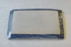 陶器 赤津焼 加藤常次 蒼釉 長角大皿 流水 筋 濃紺 濃淡 不規則な模様 手づくりの味わい 動きがあるデザイン 寿司 刺身 盛り合わせ かに・ふぐ 魚介類 鍋の具 盛り皿 和皿 和モダン 洋風住宅にもマッチ 近代的 洋食 お洒落 演出 日本製 和の器 食器 贈り物 ギフト 記念品 引出物 法要 お返し 専門店 リアル店舗 高品質 安らぎ いやし よりおいしく 安心 機能的 長持ち 人気 おすすめ 高機能 ネット通販 ネットショップ セレクトショップ 欲しい 購入 買う 買い物 岐阜県 岐阜市 美殿町 小林漆陶 特別な 選び抜かれた 品質重視 使いやすい 格安 老舗 誕生日 結婚 出産 入学 退職 母の日 父の日 敬老の日 クリスマス プレゼント 叙勲 長寿 新築 お祝い 御礼 内祝い 外国土産 海外みやげ 実店舗 使うと分かる 職人技 日本一の品揃え 日本一の在庫数 専門店 専門知識 百貨店にない 手作り お洒落 高級品 希少価値 上質な器 伝統工芸品 コスパ お値打ち お買い得 堅牢 飽きない 永く使える お気に入り 国産 料理が映える 満足感 豊かな食生活 豊かな食文化 こだわりの器 日本文化 他にない ここにしかない オリジナル 独自の 個性的 ここでしか買えない 超レアもの 一品もの 現品限り 入手困難 いい器 匠の技 美しい 実用的 外人が喜ぶ店 外人が珍しがる店 外人がうれしい店 日本各地の一級品を売る店 日本全国の器を売る店 本当にいいもの コスパ高い 一流品 修理 選りすぐりの逸品 周年記念 永年勤続表彰 退職記念 卒業記念 日本土産 岐阜土産 岐阜のおみやげ 岐阜の特産品 料理を引き立てる器 高級店 一流店 岐阜で一番 東海で一番 中部で一番 日本で一番 おしゃれな店 地域一番店