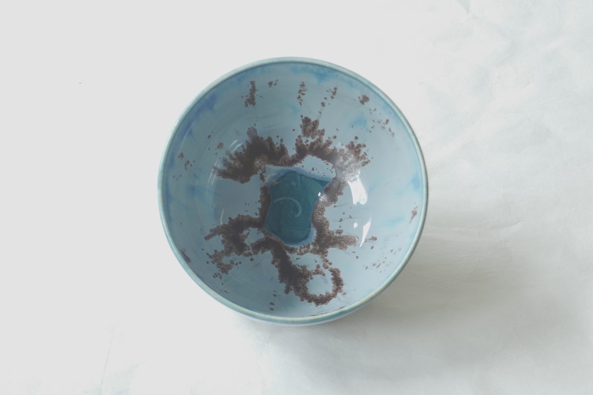 茶道具　茶の湯　茶道　清水焼　加藤治兵衛　15代　抹茶碗　きれい　ブルーの釉薬　艶　斬新なデザイン　高級感　独自の世界観　リーズナブル　逸品　日本製　和の器　食器　贈り物　ギフト　記念品　引出物　法要　お返し　専門店　リアル店舗　高品質　安らぎ　いやし　よりおいしく　安心　機能的　長持ち　人気　おすすめ　高機能　ネット通販　ネットショップ　セレクトショップ　欲しい　購入　買う　買い物　岐阜県　岐阜市　美殿町　小林漆陶　特別な　選び抜かれた　品質重視　使いやすい　格安　老舗　誕生日　結婚　出産　入学　退職　母の日　父の日　敬老の日　クリスマス　プレゼント　叙勲　長寿　新築　お祝い　御礼　内祝い　外国土産　海外みやげ　実店舗　使うと分かる　職人技 日本一の品揃え　日本一の在庫数　専門店　専門知識　百貨店にない　手作り　お洒落　高級品　希少価値　上質な器 伝統工芸品　コスパ　お値打ち　お買い得　堅牢　飽きない　永く使える　お気に入り　国産　料理が映える　満足感　豊かな食生活　豊かな食文化　こだわりの器　日本文化　他にない　ここにしかない　オリジナル　独自の　個性的　ここでしか買えない　超レアもの　一品もの　現品限り　入手困難　いい器　匠の技　美しい　実用的　外人が喜ぶ店　外人が珍しがる店　外人がうれしい店　日本各地の一級品を売る店　日本全国の器を売る店　本当にいいもの コスパ高い　一流品　修理　選りすぐりの逸品　周年記念　永年勤続表彰　退職記念　卒業記念　日本土産　岐阜土産　岐阜のおみやげ　岐阜の特産品　料理を引き立てる器　高級店　一流店　岐阜で一番　東海で一番　中部で一番　日本で一番　おしゃれな店　地域一番店