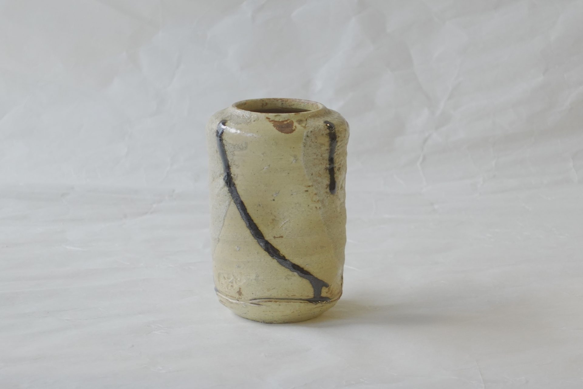 茶道具　茶の湯　茶道　美濃焼　掛け花入れ　ろくろ成型　荒々しい　ろくろ目　変化　美濃伊賀　ざっくり　土もの　旅枕　たびまくら　重厚感　軽い　薄手　ろくろ技術の高さ　詫びを感じる　逸品　日本製　和の器　食器　贈り物　ギフト　記念品　引出物　法要　お返し　専門店　リアル店舗　高品質　安らぎ　いやし　よりおいしく　安心　機能的　長持ち　人気　おすすめ　高機能　ネット通販　ネットショップ　セレクトショップ　欲しい　購入　買う　買い物　岐阜県　岐阜市　美殿町　小林漆陶　特別な　選び抜かれた　品質重視　使いやすい　格安　老舗　誕生日　結婚　出産　入学　退職　母の日　父の日　敬老の日　クリスマス　プレゼント　叙勲　長寿　新築　お祝い　御礼　内祝い　外国土産　海外みやげ　実店舗　使うと分かる　職人技 日本一の品揃え　日本一の在庫数　専門店　専門知識　百貨店にない　手作り　お洒落　高級品　希少価値　上質な器 伝統工芸品　コスパ　お値打ち　お買い得　堅牢　飽きない　永く使える　お気に入り　国産　料理が映える　満足感　豊かな食生活　豊かな食文化　こだわりの器　日本文化　他にない　ここにしかない　オリジナル　独自の　個性的　ここでしか買えない　超レアもの　一品もの　現品限り　入手困難　いい器　匠の技　美しい　実用的　外人が喜ぶ店　外人が珍しがる店　外人がうれしい店　日本各地の一級品を売る店　日本全国の器を売る店　本当にいいもの コスパ高い　一流品　修理　選りすぐりの逸品　周年記念　永年勤続表彰　退職記念　卒業記念　日本土産　岐阜土産　岐阜のおみやげ　岐阜の特産品　料理を引き立てる器　高級店　一流店　岐阜で一番　東海で一番　中部で一番　日本で一番　おしゃれな店　地域一番店