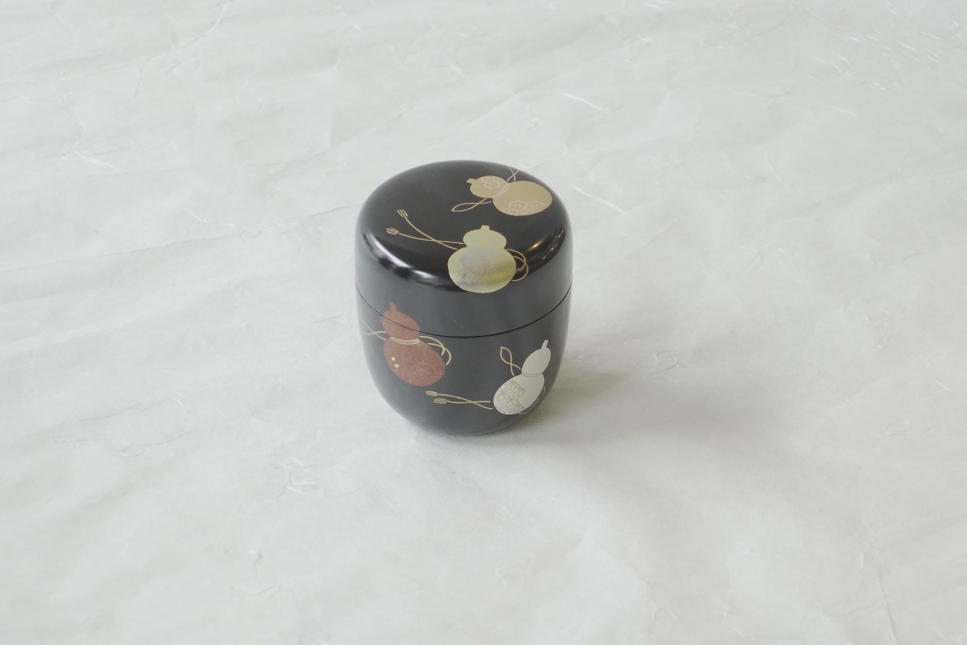 茶道具　茶の湯　茶道　中棗　木製　手塗り　本うるし塗　瓢箪　ひょうたん　青海波　亀甲紋　七宝紋　金散らし　螺鈿　らでん　手間　高い技術　六つの瓢　無病　むびょう　日本製　和の器　食器　贈り物　ギフト　記念品　引出物　法要　お返し　専門店　リアル店舗　高品質　安らぎ　いやし　よりおいしく　安心　機能的　長持ち　人気　おすすめ　高機能　ネット通販　ネットショップ　セレクトショップ　欲しい　購入　買う　買い物　岐阜県　岐阜市　美殿町　小林漆陶　特別な　選び抜かれた　品質重視　使いやすい　格安　老舗　誕生日　結婚　出産　入学　退職　母の日　父の日　敬老の日　クリスマス　プレゼント　叙勲　長寿　新築　お祝い　御礼　内祝い　外国土産　海外みやげ　実店舗　使うと分かる　職人技 日本一の品揃え　日本一の在庫数　専門店　専門知識　百貨店にない　手作り　お洒落　高級品　希少価値　上質な器 伝統工芸品　コスパ　お値打ち　お買い得　堅牢　飽きない　永く使える　お気に入り　国産　料理が映える　満足感　豊かな食生活　豊かな食文化　こだわりの器　日本文化　他にない　ここにしかない　オリジナル　独自の　個性的　ここでしか買えない　超レアもの　一品もの　現品限り　入手困難　いい器　匠の技　美しい　実用的　外人が喜ぶ店　外人が珍しがる店　外人がうれしい店　日本各地の一級品を売る店　日本全国の器を売る店　本当にいいもの コスパ高い　一流品　修理　選りすぐりの逸品　周年記念　永年勤続表彰　退職記念　卒業記念　日本土産　岐阜土産　岐阜のおみやげ　岐阜の特産品　料理を引き立てる器　高級店　一流店　岐阜で一番　東海で一番　中部で一番　日本で一番　おしゃれな店　地域一番店
