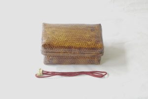 木曽塗 一閑張 小箱 漆工芸 和紙 うるし 漆器 軽い 飛来一閑 竹 柿渋 日本紙 楮 こうぞ 三椏 みつまた 高級品 味わい深い 抗菌作用 小物入れ 高級感 日本製 和の器 食器 贈り物 ギフト 記念品 引出物 法要 お返し 専門店 リアル店舗 高品質 安らぎ いやし よりおいしく 安心 機能的 長持ち 人気 おすすめ 高機能 ネット通販 ネットショップ セレクトショップ 欲しい 購入 買う 買い物 岐阜県 岐阜市 美殿町 小林漆陶 特別な 選び抜かれた 品質重視 使いやすい 格安 老舗 誕生日 結婚 出産 入学 退職 母の日 父の日 敬老の日 クリスマス プレゼント 叙勲 長寿 新築 お祝い 御礼 内祝い 外国土産 海外みやげ 実店舗 使うと分かる 職人技 日本一の品揃え 日本一の在庫数 専門店 専門知識 百貨店にない 手作り お洒落 高級品 希少価値 上質な器 伝統工芸品 コスパ お値打ち お買い得 堅牢 飽きない 永く使える お気に入り 国産 料理が映える 満足感 豊かな食生活 豊かな食文化 こだわりの器 日本文化 他にない ここにしかない オリジナル 独自の 個性的 ここでしか買えない 超レアもの 一品もの 現品限り 入手困難 いい器 匠の技 美しい 実用的 外人が喜ぶ店 外人が珍しがる店 外人がうれしい店 日本各地の一級品を売る店 日本全国の器を売る店 本当にいいもの コスパ高い 一流品 修理 選りすぐりの逸品 周年記念 永年勤続表彰 退職記念 卒業記念 日本土産 岐阜土産 岐阜のおみやげ 岐阜の特産品 料理を引き立てる器 高級店 一流店 岐阜で一番 東海で一番 中部で一番 日本で一番 おしゃれな店 地域一番店