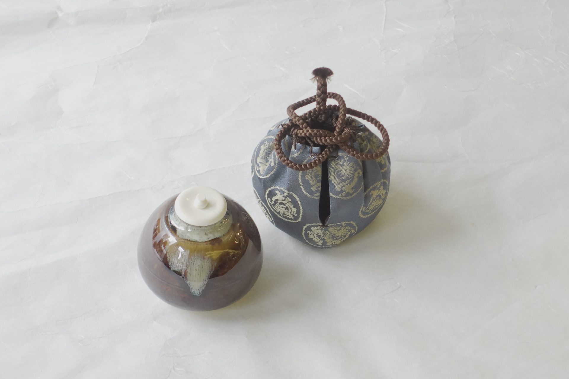 茶道具　茶の湯　茶道　高取焼　茄子茶入　遠州七窯　唐物茶入　最上位　窯変　端正な形　重厚感　手挽き　高い技術　仕服　花色龍丸紋緞子　裂地　日本製　和の器　食器　贈り物　ギフト　記念品　引出物　法要　お返し　専門店　リアル店舗　高品質　安らぎ　いやし　よりおいしく　安心　機能的　長持ち　人気　おすすめ　高機能　ネット通販　ネットショップ　セレクトショップ　欲しい　購入　買う　買い物　岐阜県　岐阜市　美殿町　小林漆陶　特別な　選び抜かれた　品質重視　使いやすい　格安　老舗　誕生日　結婚　出産　入学　退職　母の日　父の日　敬老の日　クリスマス　プレゼント　叙勲　長寿　新築　お祝い　御礼　内祝い　外国土産　海外みやげ　実店舗　使うと分かる　職人技 日本一の品揃え　日本一の在庫数　専門店　専門知識　百貨店にない　手作り　お洒落　高級品　希少価値　上質な器 伝統工芸品　コスパ　お値打ち　お買い得　堅牢　飽きない　永く使える　お気に入り　国産　料理が映える　満足感　豊かな食生活　豊かな食文化　こだわりの器　日本文化　他にない　ここにしかない　オリジナル　独自の　個性的　ここでしか買えない　超レアもの　一品もの　現品限り　入手困難　いい器　匠の技　美しい　実用的　外人が喜ぶ店　外人が珍しがる店　外人がうれしい店　日本各地の一級品を売る店　日本全国の器を売る店　本当にいいもの コスパ高い　一流品　修理　選りすぐりの逸品　周年記念　永年勤続表彰　退職記念　卒業記念　日本土産　岐阜土産　岐阜のおみやげ　岐阜の特産品　料理を引き立てる器　高級店　一流店　岐阜で一番　東海で一番　中部で一番　日本で一番　おしゃれな店　地域一番店
