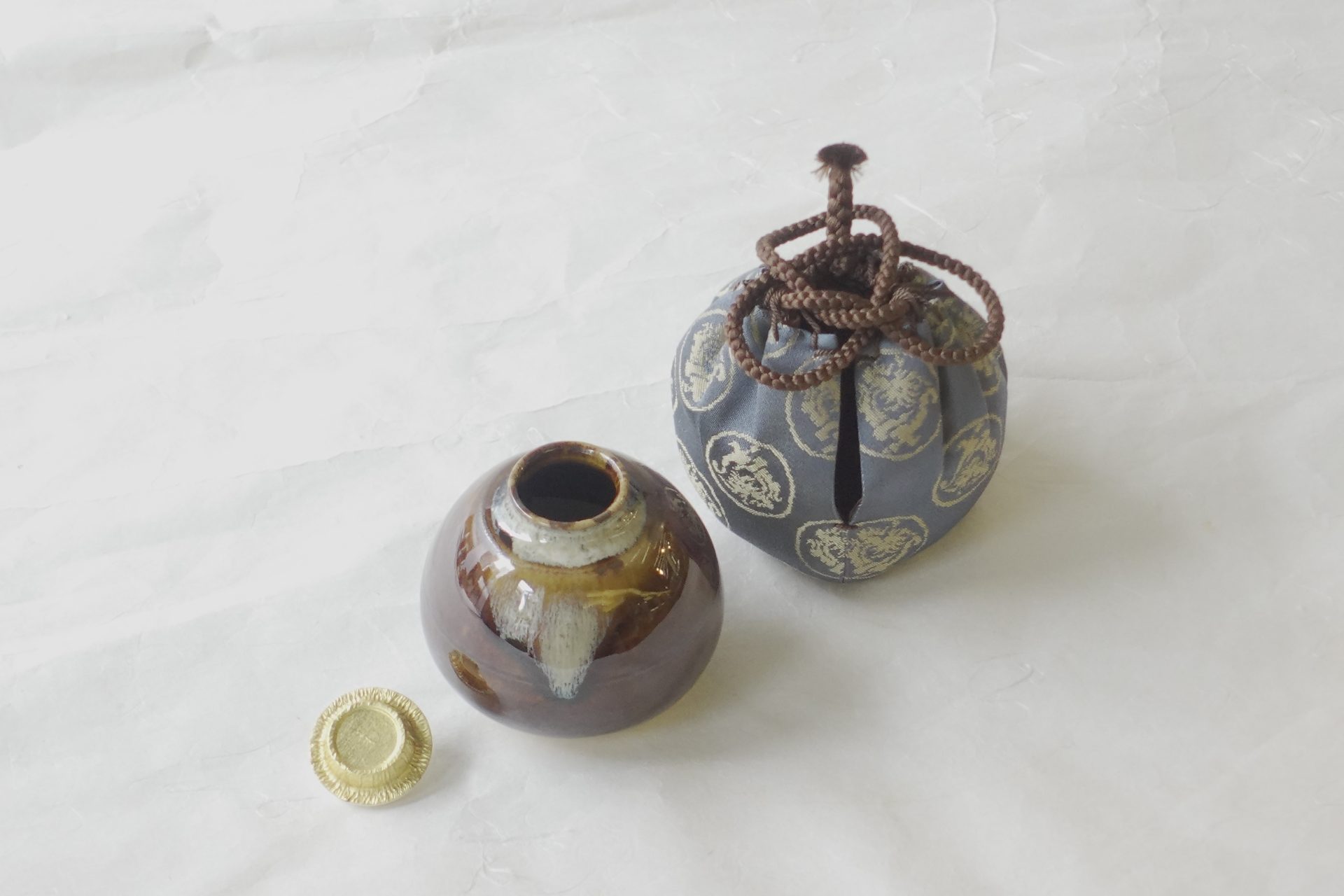 茶道具　茶の湯　茶道　高取焼　茄子茶入　遠州七窯　唐物茶入　最上位　窯変　端正な形　重厚感　手挽き　高い技術　仕服　花色龍丸紋緞子　裂地　日本製　和の器　食器　贈り物　ギフト　記念品　引出物　法要　お返し　専門店　リアル店舗　高品質　安らぎ　いやし　よりおいしく　安心　機能的　長持ち　人気　おすすめ　高機能　ネット通販　ネットショップ　セレクトショップ　欲しい　購入　買う　買い物　岐阜県　岐阜市　美殿町　小林漆陶　特別な　選び抜かれた　品質重視　使いやすい　格安　老舗　誕生日　結婚　出産　入学　退職　母の日　父の日　敬老の日　クリスマス　プレゼント　叙勲　長寿　新築　お祝い　御礼　内祝い　外国土産　海外みやげ　実店舗　使うと分かる　職人技 日本一の品揃え　日本一の在庫数　専門店　専門知識　百貨店にない　手作り　お洒落　高級品　希少価値　上質な器 伝統工芸品　コスパ　お値打ち　お買い得　堅牢　飽きない　永く使える　お気に入り　国産　料理が映える　満足感　豊かな食生活　豊かな食文化　こだわりの器　日本文化　他にない　ここにしかない　オリジナル　独自の　個性的　ここでしか買えない　超レアもの　一品もの　現品限り　入手困難　いい器　匠の技　美しい　実用的　外人が喜ぶ店　外人が珍しがる店　外人がうれしい店　日本各地の一級品を売る店　日本全国の器を売る店　本当にいいもの コスパ高い　一流品　修理　選りすぐりの逸品　周年記念　永年勤続表彰　退職記念　卒業記念　日本土産　岐阜土産　岐阜のおみやげ　岐阜の特産品　料理を引き立てる器　高級店　一流店　岐阜で一番　東海で一番　中部で一番　日本で一番　おしゃれな店　地域一番店