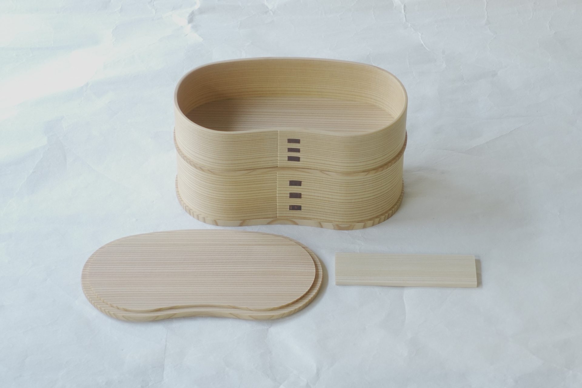 秋田杉　伝統工芸品　漆器　曲げわっぱ　弁当箱　柾目　香り　木目　美しい　年輪が細かい　明るい　上品　シンプル　気品　吸湿性　芳香　殺菌効果　機能性　先人の知恵　ご飯　冷めても美味しい　湿度調整　最適な湿度　ハイテク素材　より美味しく　より安全に　厳選素材　職人　手づくり　高い技術　はんごう　魅力的　日本製　和の器　食器　贈り物　ギフト　記念品　引出物　法要　お返し　専門店 リアル店舗　高品質　安らぎ　いやし　よりおいしく　安心　機能的　長持ち　人気　おすすめ　高機能　ネット通販　ネットショップ　セレクトショップ　欲しい　購入　買う　買い物　岐阜県　岐阜市　美殿町　小林漆陶　特別な　選び抜かれた　品質重視　使いやすい　格安　老舗　誕生日　結婚　出産　入学　退職　母の日　父の日　敬老の日　クリスマス　プレゼント　叙勲　長寿　新築　お祝い　御礼　内祝い　外国土産　海外みやげ　実店舗　使うと分かる　職人技 日本一の品揃え　日本一の在庫数　専門知識　百貨店にない　手作り　お洒落　高級品　希少価値　上質な器 伝統工芸品　コスパ　お値打ち　お買い得　堅牢　飽きない　永く使える　お気に入り　国産　料理が映える　満足感　豊かな食生活　豊かな食文化　こだわりの器　日本文化　他にない　ここにしかない　オリジナル　独自の　個性的　ここでしか買えない　超レアもの　一品もの　現品限り　入手困難　いい器　匠の技　美しい　実用的　外人が喜ぶ店　外人が珍しがる店　外人がうれしい店　日本各地の一級品を売る店　日本全国の器を売る店　本当にいいもの コスパ高い　一流品　修理　選りすぐりの逸品　周年記念　永年勤続表彰　退職記念　卒業記念　日本土産　岐阜土産　岐阜のおみやげ　岐阜の特産品　料理を引き立てる器　高級店　一流店　岐阜で一番　東海で一番　中部で一番　日本で一番　おしゃれな店　地域一番店