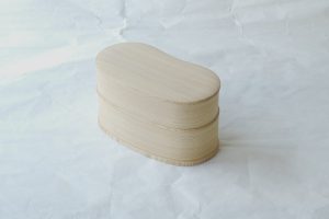 秋田杉 伝統工芸品 漆器 曲げわっぱ 弁当箱 柾目 香り 木目 美しい 年輪が細かい 明るい 上品 シンプル 気品 吸湿性 芳香 殺菌効果 機能性 先人の知恵 ご飯 冷めても美味しい 湿度調整 最適な湿度 ハイテク素材 より美味しく より安全に 厳選素材 職人 手づくり 高い技術 はんごう 魅力的 日本製 和の器 食器 贈り物 ギフト 記念品 引出物 法要 お返し 専門店 リアル店舗 高品質 安らぎ いやし よりおいしく 安心 機能的 長持ち 人気 おすすめ 高機能 ネット通販 ネットショップ セレクトショップ 欲しい 購入 買う 買い物 岐阜県 岐阜市 美殿町 小林漆陶 特別な 選び抜かれた 品質重視 使いやすい 格安 老舗 誕生日 結婚 出産 入学 退職 母の日 父の日 敬老の日 クリスマス プレゼント 叙勲 長寿 新築 お祝い 御礼 内祝い 外国土産 海外みやげ 実店舗 使うと分かる 職人技 日本一の品揃え 日本一の在庫数 専門知識 百貨店にない 手作り お洒落 高級品 希少価値 上質な器 伝統工芸品 コスパ お値打ち お買い得 堅牢 飽きない 永く使える お気に入り 国産 料理が映える 満足感 豊かな食生活 豊かな食文化 こだわりの器 日本文化 他にない ここにしかない オリジナル 独自の 個性的 ここでしか買えない 超レアもの 一品もの 現品限り 入手困難 いい器 匠の技 美しい 実用的 外人が喜ぶ店 外人が珍しがる店 外人がうれしい店 日本各地の一級品を売る店 日本全国の器を売る店 本当にいいもの コスパ高い 一流品 修理 選りすぐりの逸品 周年記念 永年勤続表彰 退職記念 卒業記念 日本土産 岐阜土産 岐阜のおみやげ 岐阜の特産品 料理を引き立てる器 高級店 一流店 岐阜で一番 東海で一番 中部で一番 日本で一番 おしゃれな店 地域一番店