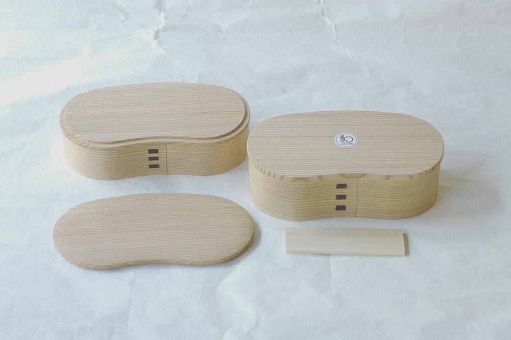 秋田杉 伝統工芸品 漆器 曲げわっぱ 弁当箱 柾目 香り 木目 美しい 年輪が細かい 明るい 上品 シンプル 気品 吸湿性 芳香 殺菌効果 機能性 先人の知恵 ご飯 冷めても美味しい 湿度調整 最適な湿度 ハイテク素材 より美味しく より安全に 厳選素材 職人 手づくり 高い技術 はんごう 魅力的 日本製 和の器 食器 贈り物 ギフト 記念品 引出物 法要 お返し 専門店 リアル店舗 高品質 安らぎ いやし よりおいしく 安心 機能的 長持ち 人気 おすすめ 高機能 ネット通販 ネットショップ セレクトショップ 欲しい 購入 買う 買い物 岐阜県 岐阜市 美殿町 小林漆陶 特別な 選び抜かれた 品質重視 使いやすい 格安 老舗 誕生日 結婚 出産 入学 退職 母の日 父の日 敬老の日 クリスマス プレゼント 叙勲 長寿 新築 お祝い 御礼 内祝い 外国土産 海外みやげ 実店舗 使うと分かる 職人技 日本一の品揃え 日本一の在庫数 専門知識 百貨店にない 手作り お洒落 高級品 希少価値 上質な器 伝統工芸品 コスパ お値打ち お買い得 堅牢 飽きない 永く使える お気に入り 国産 料理が映える 満足感 豊かな食生活 豊かな食文化 こだわりの器 日本文化 他にない ここにしかない オリジナル 独自の 個性的 ここでしか買えない 超レアもの 一品もの 現品限り 入手困難 いい器 匠の技 美しい 実用的 外人が喜ぶ店 外人が珍しがる店 外人がうれしい店 日本各地の一級品を売る店 日本全国の器を売る店 本当にいいもの コスパ高い 一流品 修理 選りすぐりの逸品 周年記念 永年勤続表彰 退職記念 卒業記念 日本土産 岐阜土産 岐阜のおみやげ 岐阜の特産品 料理を引き立てる器 高級店 一流店 岐阜で一番 東海で一番 中部で一番 日本で一番 おしゃれな店 地域一番店