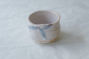 美濃焼 茶道具 茶の湯 茶道 林亮次 荘山窯 抹茶碗 志野焼 白志野 鉄絵 力強いデザイン 手挽き ろくろ目 貫入 土物のよさ 尻張り 切立 深さ 変形 楕円形 手にしっくり馴染む 持ちやすい 口当たりがよい 飲みやすい 温かみ 手づくり 味わい 逸品 日本製 和の器 食器 贈り物 ギフト 記念品 引出物 法要 お返し 専門店 リアル店舗 高品質 安らぎ いやし よりおいしく 安心 機能的 長持ち 人気 おすすめ 高機能 ネット通販 ネットショップ セレクトショップ 欲しい 購入 買う 買い物 岐阜県 岐阜市 美殿町 小林漆陶 特別な 選び抜かれた 品質重視 使いやすい 格安 老舗 誕生日 結婚 出産 入学 退職 母の日 父の日 敬老の日 クリスマス プレゼント 叙勲 長寿 新築 お祝い 御礼 内祝い 外国土産 海外みやげ 実店舗 使うと分かる 職人技 日本一の品揃え 日本一の在庫数 専門知識 百貨店にない 手作り お洒落 高級品 希少価値 上質な器 伝統工芸品 コスパ お値打ち お買い得 堅牢 飽きない 永く使える お気に入り 国産 料理が映える 満足感 豊かな食生活 豊かな食文化 こだわりの器 日本文化 他にない ここにしかない オリジナル 独自の 個性的 ここでしか買えない 超レアもの 一品もの 現品限り 入手困難 いい器 匠の技 美しい 実用的 外人が喜ぶ店 外人が珍しがる店 外人がうれしい店 日本各地の一級品を売る店 日本全国の器を売る店 本当にいいもの コスパ高い 一流品 修理 選りすぐりの逸品 周年記念 永年勤続表彰 退職記念 卒業記念 日本土産 岐阜土産 岐阜のおみやげ 岐阜の特産品 料理を引き立てる器 高級店 一流店 岐阜で一番 東海で一番 中部で一番 日本で一番 おしゃれな店 地域一番店
