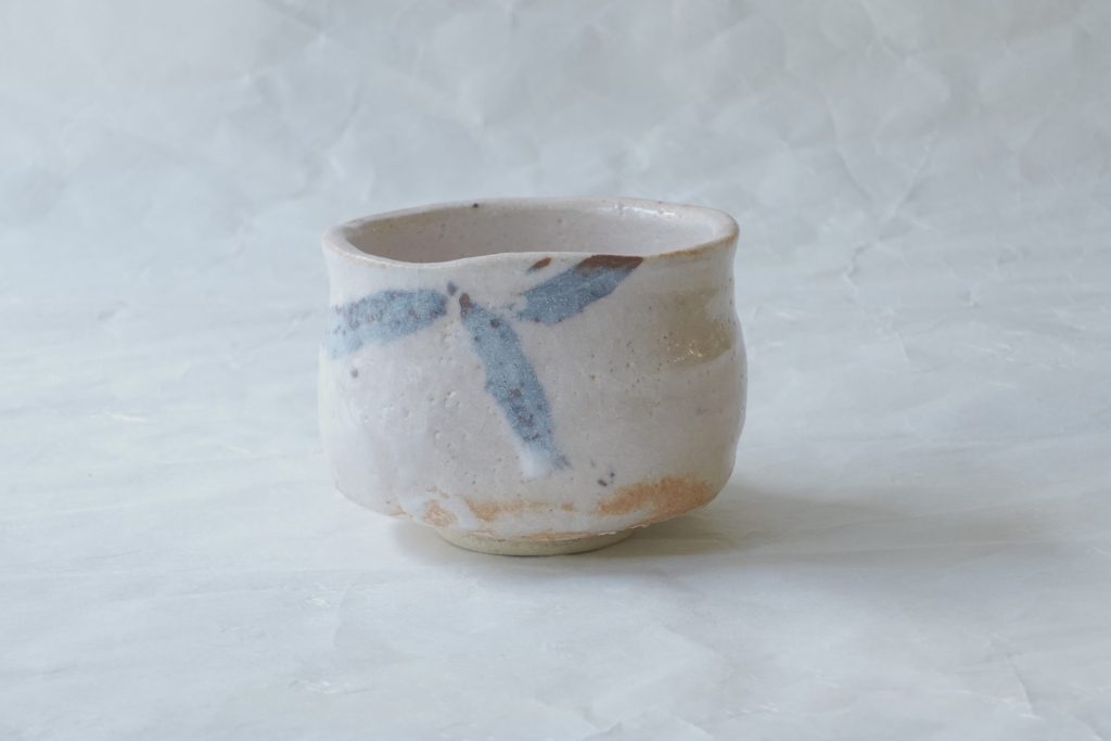 美濃焼 茶道具 茶の湯 茶道 林亮次 荘山窯 抹茶碗 志野焼 白志野 鉄絵 力強いデザイン 手挽き ろくろ目 貫入 土物のよさ 尻張り 切立 深さ 変形 楕円形 手にしっくり馴染む 持ちやすい 口当たりがよい 飲みやすい 温かみ 手づくり 味わい 逸品 日本製 和の器 食器 贈り物 ギフト 記念品 引出物 法要 お返し 専門店 リアル店舗 高品質 安らぎ いやし よりおいしく 安心 機能的 長持ち 人気 おすすめ 高機能 ネット通販 ネットショップ セレクトショップ 欲しい 購入 買う 買い物 岐阜県 岐阜市 美殿町 小林漆陶 特別な 選び抜かれた 品質重視 使いやすい 格安 老舗 誕生日 結婚 出産 入学 退職 母の日 父の日 敬老の日 クリスマス プレゼント 叙勲 長寿 新築 お祝い 御礼 内祝い 外国土産 海外みやげ 実店舗 使うと分かる 職人技 日本一の品揃え 日本一の在庫数 専門知識 百貨店にない 手作り お洒落 高級品 希少価値 上質な器 伝統工芸品 コスパ お値打ち お買い得 堅牢 飽きない 永く使える お気に入り 国産 料理が映える 満足感 豊かな食生活 豊かな食文化 こだわりの器 日本文化 他にない ここにしかない オリジナル 独自の 個性的 ここでしか買えない 超レアもの 一品もの 現品限り 入手困難 いい器 匠の技 美しい 実用的 外人が喜ぶ店 外人が珍しがる店 外人がうれしい店 日本各地の一級品を売る店 日本全国の器を売る店 本当にいいもの コスパ高い 一流品 修理 選りすぐりの逸品 周年記念 永年勤続表彰 退職記念 卒業記念 日本土産 岐阜土産 岐阜のおみやげ 岐阜の特産品 料理を引き立てる器 高級店 一流店 岐阜で一番 東海で一番 中部で一番 日本で一番 おしゃれな店 地域一番店