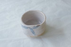 美濃焼 茶道具 茶の湯 茶道 林亮次 荘山窯 抹茶碗 志野焼 白志野 鉄絵 力強いデザイン 手挽き ろくろ目 貫入 土物のよさ 尻張り 切立 深さ 変形 楕円形 手にしっくり馴染む 持ちやすい 口当たりがよい 飲みやすい 温かみ 手づくり 味わい 逸品 日本製 和の器 食器 贈り物 ギフト 記念品 引出物 法要 お返し 専門店 リアル店舗 高品質 安らぎ いやし よりおいしく 安心 機能的 長持ち 人気 おすすめ 高機能 ネット通販 ネットショップ セレクトショップ 欲しい 購入 買う 買い物 岐阜県 岐阜市 美殿町 小林漆陶 特別な 選び抜かれた 品質重視 使いやすい 格安 老舗 誕生日 結婚 出産 入学 退職 母の日 父の日 敬老の日 クリスマス プレゼント 叙勲 長寿 新築 お祝い 御礼 内祝い 外国土産 海外みやげ 実店舗 使うと分かる 職人技 日本一の品揃え 日本一の在庫数 専門知識 百貨店にない 手作り お洒落 高級品 希少価値 上質な器 伝統工芸品 コスパ お値打ち お買い得 堅牢 飽きない 永く使える お気に入り 国産 料理が映える 満足感 豊かな食生活 豊かな食文化 こだわりの器 日本文化 他にない ここにしかない オリジナル 独自の 個性的 ここでしか買えない 超レアもの 一品もの 現品限り 入手困難 いい器 匠の技 美しい 実用的 外人が喜ぶ店 外人が珍しがる店 外人がうれしい店 日本各地の一級品を売る店 日本全国の器を売る店 本当にいいもの コスパ高い 一流品 修理 選りすぐりの逸品 周年記念 永年勤続表彰 退職記念 卒業記念 日本土産 岐阜土産 岐阜のおみやげ 岐阜の特産品 料理を引き立てる器 高級店 一流店 岐阜で一番 東海で一番 中部で一番 日本で一番 おしゃれな店 地域一番店