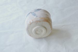 美濃焼 茶道具 茶の湯 茶道 林亮次 荘山窯 抹茶碗 志野焼 白志野 鉄絵 力強いデザイン 手挽き ろくろ目 貫入 土物のよさ 尻張り 切立 深さ 変形 楕円形 手にしっくり馴染む 持ちやすい 口当たりがよい 飲みやすい 温かみ 手づくり 味わい 逸品 日本製 和の器 食器 贈り物 ギフト 記念品 引出物 法要 お返し 専門店 リアル店舗 高品質 安らぎ いやし よりおいしく 安心 機能的 長持ち 人気 おすすめ 高機能 ネット通販 ネットショップ セレクトショップ 欲しい 購入 買う 買い物 岐阜県 岐阜市 美殿町 小林漆陶 特別な 選び抜かれた 品質重視 使いやすい 格安 老舗 誕生日 結婚 出産 入学 退職 母の日 父の日 敬老の日 クリスマス プレゼント 叙勲 長寿 新築 お祝い 御礼 内祝い 外国土産 海外みやげ 実店舗 使うと分かる 職人技 日本一の品揃え 日本一の在庫数 専門知識 百貨店にない 手作り お洒落 高級品 希少価値 上質な器 伝統工芸品 コスパ お値打ち お買い得 堅牢 飽きない 永く使える お気に入り 国産 料理が映える 満足感 豊かな食生活 豊かな食文化 こだわりの器 日本文化 他にない ここにしかない オリジナル 独自の 個性的 ここでしか買えない 超レアもの 一品もの 現品限り 入手困難 いい器 匠の技 美しい 実用的 外人が喜ぶ店 外人が珍しがる店 外人がうれしい店 日本各地の一級品を売る店 日本全国の器を売る店 本当にいいもの コスパ高い 一流品 修理 選りすぐりの逸品 周年記念 永年勤続表彰 退職記念 卒業記念 日本土産 岐阜土産 岐阜のおみやげ 岐阜の特産品 料理を引き立てる器 高級店 一流店 岐阜で一番 東海で一番 中部で一番 日本で一番 おしゃれな店 地域一番店