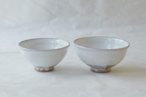 陶器 萩焼 松尾邑華 白景山窯 夫婦茶碗 ご飯茶碗 ろくろ目 手づくり 口当たりがよい 使いやすい 貫入 萩の七変化 永く使える 逸品 日本製 和の器 食器 贈り物 ギフト 記念品 引出物 法要 お返し 専門店 リアル店舗 高品質 安らぎ いやし よりおいしく 安心 機能的 長持ち 人気 おすすめ 高機能 ネット通販 ネットショップ セレクトショップ 欲しい 購入 買う 買い物 岐阜県 岐阜市 美殿町 小林漆陶 特別な 選び抜かれた 品質重視 使いやすい 格安 老舗 誕生日 結婚 出産 入学 退職 母の日 父の日 敬老の日 クリスマス プレゼント 叙勲 長寿 新築 お祝い 御礼 内祝い 外国土産 海外みやげ 実店舗 使うと分かる 職人技 日本一の品揃え 日本一の在庫数 専門知識 百貨店にない 手作り お洒落 高級品 希少価値 上質な器 伝統工芸品 コスパ お値打ち お買い得 堅牢 飽きない 永く使える お気に入り 国産 料理が映える 満足感 豊かな食生活 豊かな食文化 こだわりの器 日本文化 他にない ここにしかない オリジナル 独自の 個性的 ここでしか買えない 超レアもの 一品もの 現品限り 入手困難 いい器 匠の技 美しい 実用的 外人が喜ぶ店 外人が珍しがる店 外人がうれしい店 日本各地の一級品を売る店 日本全国の器を売る店 本当にいいもの コスパ高い 一流品 修理 選りすぐりの逸品 周年記念 永年勤続表彰 退職記念 卒業記念 日本土産 岐阜土産 岐阜のおみやげ 岐阜の特産品 料理を引き立てる器 高級店 一流店 岐阜で一番 東海で一番 中部で一番 日本で一番 おしゃれな店 地域一番店