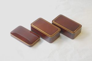 飛騨春慶塗 木製 弁当箱 堅牢 耐久性 抗菌作用 通気性 湿度を保つ 食材を美味しい状態に ハイテク素材 快適 コンパクト 女性 お子様 小ぶりなサイズ 日本製 和の器 食器 贈り物 ギフト 記念品 引出物 法要 お返し 専門店 リアル店舗 高品質 安らぎ いやし よりおいしく 安心 機能的 長持ち 人気 おすすめ 高機能 ネット通販 ネットショップ セレクトショップ 欲しい 購入 買う 買い物 岐阜県 岐阜市 美殿町 小林漆陶 特別な 選び抜かれた 品質重視 使いやすい 格安 老舗 誕生日 結婚 出産 入学 退職 母の日 父の日 敬老の日 クリスマス プレゼント 叙勲 長寿 新築 お祝い 御礼 内祝い 外国土産 海外みやげ 実店舗 使うと分かる 職人技 日本一の品揃え 日本一の在庫数 専門知識 百貨店にない 手作り お洒落 高級品 希少価値 上質な器 伝統工芸品 コスパ お値打ち お買い得 堅牢 飽きない 永く使える お気に入り 国産 料理が映える 満足感 豊かな食生活 豊かな食文化 こだわりの器 日本文化 他にない ここにしかない オリジナル 独自の 個性的 ここでしか買えない 超レアもの 一品もの 現品限り 入手困難 いい器 匠の技 美しい 実用的 外人が喜ぶ店 外人が珍しがる店 外人がうれしい店 日本各地の一級品を売る店 日本全国の器を売る店 本当にいいもの コスパ高い 一流品 修理 選りすぐりの逸品 周年記念 永年勤続表彰 退職記念 卒業記念 日本土産 岐阜土産 岐阜のおみやげ 岐阜の特産品 料理を引き立てる器 高級店 一流店 岐阜で一番 東海で一番 中部で一番 日本で一番 おしゃれな店 地域一番店