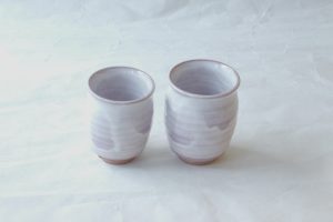 陶器　萩焼　夫婦湯呑　松尾邑華　白景山窯　ろくろ挽き　紫色　艶　きれい　ろくろ目　手づくり　飲みやすい　口当たりがよい　貫入　萩の七変化　逸品　日本製　和の器　食器　贈り物　ギフト　記念品　引出物　法要　お返し　専門店 リアル店舗　高品質　安らぎ　いやし　よりおいしく　安心　機能的　長持ち　人気　おすすめ　高機能　ネット通販　ネットショップ　セレクトショップ　欲しい　購入　買う　買い物　岐阜県　岐阜市　美殿町　小林漆陶　特別な　選び抜かれた　品質重視　使いやすい　格安　老舗　誕生日　結婚　出産　入学　退職　母の日　父の日　敬老の日　クリスマス　プレゼント　叙勲　長寿　新築　お祝い　御礼　内祝い　外国土産　海外みやげ　実店舗　使うと分かる　職人技 日本一の品揃え　日本一の在庫数　専門知識　百貨店にない　手作り　お洒落　高級品　希少価値　上質な器 伝統工芸品　コスパ　お値打ち　お買い得　堅牢　飽きない　永く使える　お気に入り　国産　料理が映える　満足感　豊かな食生活　豊かな食文化　こだわりの器　日本文化　他にない　ここにしかない　オリジナル　独自の　個性的　ここでしか買えない　超レアもの　一品もの　現品限り　入手困難　いい器　匠の技　美しい　実用的　外人が喜ぶ店　外人が珍しがる店　外人がうれしい店　日本各地の一級品を売る店　日本全国の器を売る店　本当にいいもの コスパ高い　一流品　修理　選りすぐりの逸品　周年記念　永年勤続表彰　退職記念　卒業記念　日本土産　岐阜土産　岐阜のおみやげ　岐阜の特産品　料理を引き立てる器　高級店　一流店　岐阜で一番　東海で一番　中部で一番　日本で一番　おしゃれな店　地域一番店