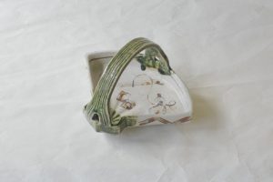 陶器 美濃焼 織部 向付 扇型 縁起がいい器 侘びた雰囲気 ひょうたん 鉄絵 三つ脚 格が高い 品格 適度なサイズ お料理を引き立てる 茶道 菓子器 和菓子 洒落ている 格式が高い 日本製 和の器 食器 贈り物 ギフト 記念品 引出物 法要 お返し 専門店 リアル店舗 高品質 安らぎ いやし よりおいしく 安心 機能的 長持ち 人気 おすすめ 高機能 ネット通販 ネットショップ セレクトショップ 欲しい 購入 買う 買い物 岐阜県 岐阜市 美殿町 小林漆陶 特別な 選び抜かれた 品質重視 使いやすい 格安 老舗 誕生日 結婚 出産 入学 退職 母の日 父の日 敬老の日 クリスマス プレゼント 叙勲 長寿 新築 お祝い 御礼 内祝い 外国土産 海外みやげ 実店舗 使うと分かる 職人技 日本一の品揃え 日本一の在庫数 専門知識 百貨店にない 手作り お洒落 高級品 希少価値 上質な器 伝統工芸品 コスパ お値打ち お買い得 堅牢 飽きない 永く使える お気に入り 国産 料理が映える 満足感 豊かな食生活 豊かな食文化 こだわりの器 日本文化 他にない ここにしかない オリジナル 独自の 個性的 ここでしか買えない 超レアもの 一品もの 現品限り 入手困難 いい器 匠の技 美しい 実用的 外人が喜ぶ店 外人が珍しがる店 外人がうれしい店 日本各地の一級品を売る店 日本全国の器を売る店 本当にいいもの コスパ高い 一流品 修理 選りすぐりの逸品 周年記念 永年勤続表彰 退職記念 卒業記念 日本土産 岐阜土産 岐阜のおみやげ 岐阜の特産品 料理を引き立てる器 高級店 一流店 岐阜で一番 東海で一番 中部で一番 日本で一番 おしゃれな店 地域一番店