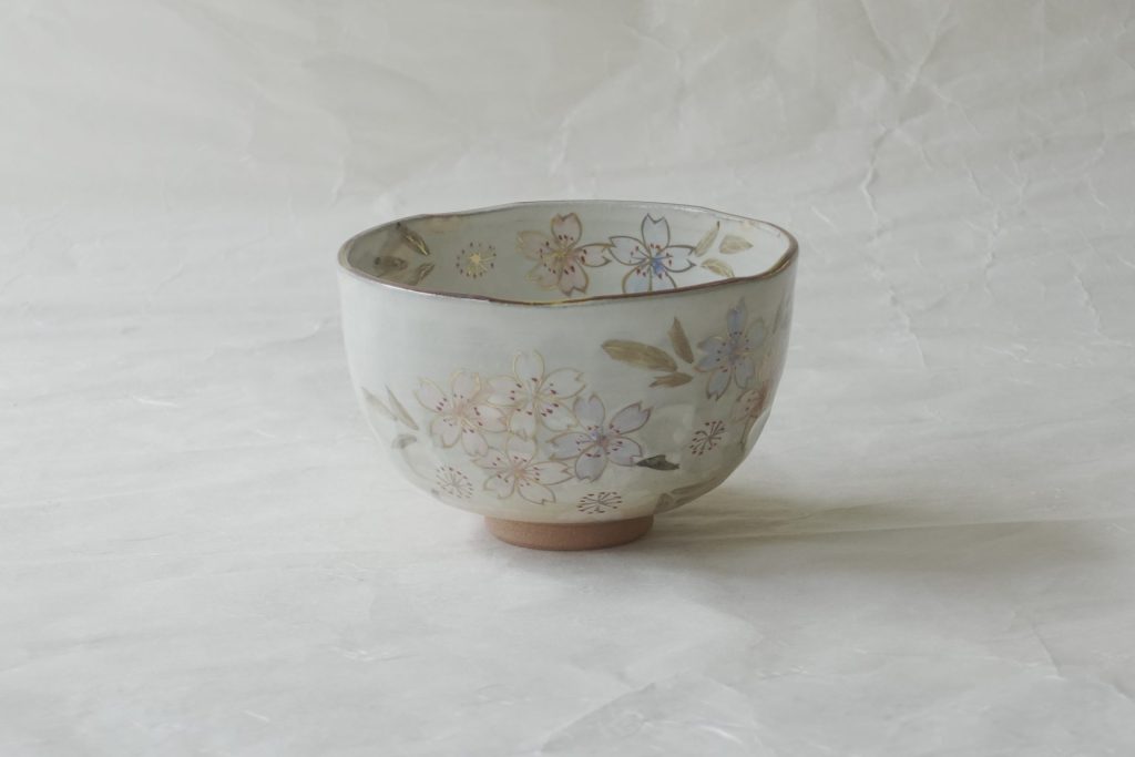 茶道具 茶の湯 茶道 清水焼 手づくり 抹茶碗 ろくろ挽き 桜の花 手描き 色彩豊か 金縁 豪華 御本手 やわらかい 土もの 削ぎ 薄手 技術の高さ 軽い 使いやすい 美しさ 温かみ 日本製 和の器 食器 贈り物 ギフト 記念品 引出物 法要 お返し 専門店 リアル店舗 高品質 安らぎ いやし よりおいしく 安心 機能的 長持ち 人気 おすすめ 高機能 ネット通販 ネットショップ セレクトショップ 欲しい 購入 買う 買い物 岐阜県 岐阜市 美殿町 小林漆陶 特別な 選び抜かれた 品質重視 使いやすい 格安 老舗 誕生日 結婚 出産 入学 退職 母の日 父の日 敬老の日 クリスマス プレゼント 叙勲 長寿 新築 お祝い 御礼 内祝い 外国土産 海外みやげ 実店舗 使うと分かる 職人技 日本一の品揃え 日本一の在庫数 専門知識 百貨店にない 手作り お洒落 高級品 希少価値 上質な器 伝統工芸品 コスパ お値打ち お買い得 堅牢 飽きない 永く使える お気に入り 国産 料理が映える 満足感 豊かな食生活 豊かな食文化 こだわりの器 日本文化 他にない ここにしかない オリジナル 独自の 個性的 ここでしか買えない 超レアもの 一品もの 現品限り 入手困難 いい器 匠の技 美しい 実用的 外人が喜ぶ店 外人が珍しがる店 外人がうれしい店 日本各地の一級品を売る店 日本全国の器を売る店 本当にいいもの コスパ高い 一流品 修理 選りすぐりの逸品 周年記念 永年勤続表彰 退職記念 卒業記念 日本土産 岐阜土産 岐阜のおみやげ 岐阜の特産品 料理を引き立てる器 高級店 一流店 岐阜で一番 東海で一番 中部で一番 日本で一番 おしゃれな店 地域一番店