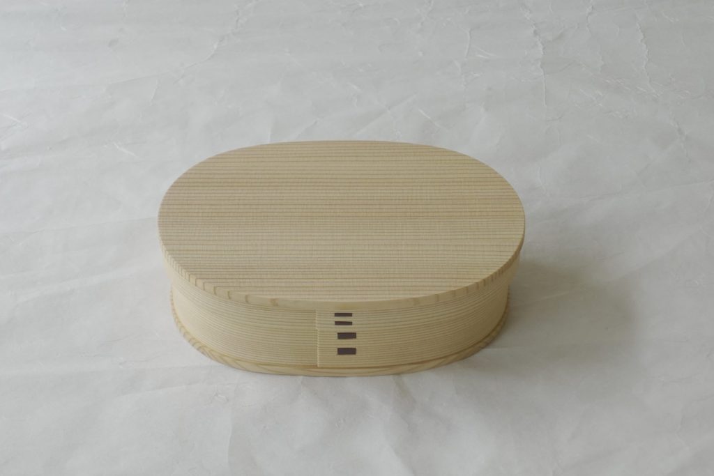 漆器　秋田杉　曲げわっぱ　弁当箱　秋田県の伝統工芸品　木目　美しい　明るい　上品　気品　吸水性　芳香　殺菌効果　ご飯が冷めても　美味しく感じる　湿度調整　最適な湿度　より安全　よりおいしく　柾目　厳選素材　職人　高い技術　経験　時間と手間　定番　日本製　和の器　食器　贈り物　ギフト　記念品　引出物　法要　お返し　専門店 リアル店舗　高品質　安らぎ　いやし　よりおいしく　安心　機能的　長持ち　人気　おすすめ　高機能　ネット通販　ネットショップ　セレクトショップ　欲しい　購入　買う　買い物　岐阜県　岐阜市　美殿町　小林漆陶　特別な　選び抜かれた　品質重視　使いやすい　格安　老舗　誕生日　結婚　出産　入学　退職　母の日　父の日　敬老の日　クリスマス　プレゼント　叙勲　長寿　新築　お祝い　御礼　内祝い　外国土産　海外みやげ　実店舗　使うと分かる　職人技 日本一の品揃え　日本一の在庫数　専門知識　百貨店にない　手作り　お洒落　高級品　希少価値　上質な器 伝統工芸品　コスパ　お値打ち　お買い得　堅牢　飽きない　永く使える　お気に入り　国産　料理が映える　満足感　豊かな食生活　豊かな食文化　こだわりの器　日本文化　他にない　ここにしかない　オリジナル　独自の　個性的　ここでしか買えない　超レアもの　一品もの　現品限り　入手困難　いい器　匠の技　美しい　実用的　外人が喜ぶ店　外人が珍しがる店　外人がうれしい店　日本各地の一級品を売る店　日本全国の器を売る店　本当にいいもの コスパ高い　一流品　修理　選りすぐりの逸品　周年記念　永年勤続表彰　退職記念　卒業記念　日本土産　岐阜土産　岐阜のおみやげ　岐阜の特産品　料理を引き立てる器　高級店　一流店　岐阜で一番　東海で一番　中部で一番　日本で一番　おしゃれな店　地域一番店