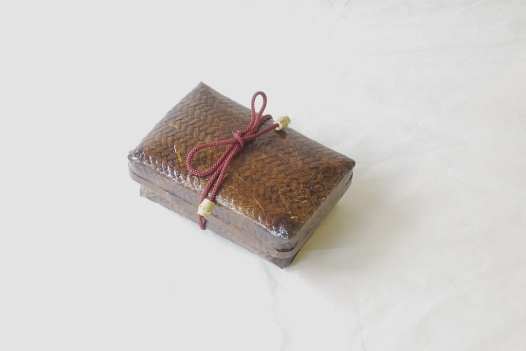 木曽塗 一閑張 小箱 漆工芸 和紙 うるし 漆器 軽い 飛来一閑 竹 柿渋 日本紙 楮 こうぞ 三椏 みつまた 高級品 味わい深い 抗菌作用 小物入れ 高級感 日本製 和の器 食器 贈り物 ギフト 記念品 引出物 法要 お返し 専門店 リアル店舗 高品質 安らぎ いやし よりおいしく 安心 機能的 長持ち 人気 おすすめ 高機能 ネット通販 ネットショップ セレクトショップ 欲しい 購入 買う 買い物 岐阜県 岐阜市 美殿町 小林漆陶 特別な 選び抜かれた 品質重視 使いやすい 格安 老舗 誕生日 結婚 出産 入学 退職 母の日 父の日 敬老の日 クリスマス プレゼント 叙勲 長寿 新築 お祝い 御礼 内祝い 外国土産 海外みやげ 実店舗 使うと分かる 職人技 日本一の品揃え 日本一の在庫数 専門店 専門知識 百貨店にない 手作り お洒落 高級品 希少価値 上質な器 伝統工芸品 コスパ お値打ち お買い得 堅牢 飽きない 永く使える お気に入り 国産 料理が映える 満足感 豊かな食生活 豊かな食文化 こだわりの器 日本文化 他にない ここにしかない オリジナル 独自の 個性的 ここでしか買えない 超レアもの 一品もの 現品限り 入手困難 いい器 匠の技 美しい 実用的 外人が喜ぶ店 外人が珍しがる店 外人がうれしい店 日本各地の一級品を売る店 日本全国の器を売る店 本当にいいもの コスパ高い 一流品 修理 選りすぐりの逸品 周年記念 永年勤続表彰 退職記念 卒業記念 日本土産 岐阜土産 岐阜のおみやげ 岐阜の特産品 料理を引き立てる器 高級店 一流店 岐阜で一番 東海で一番 中部で一番 日本で一番 おしゃれな店 地域一番店