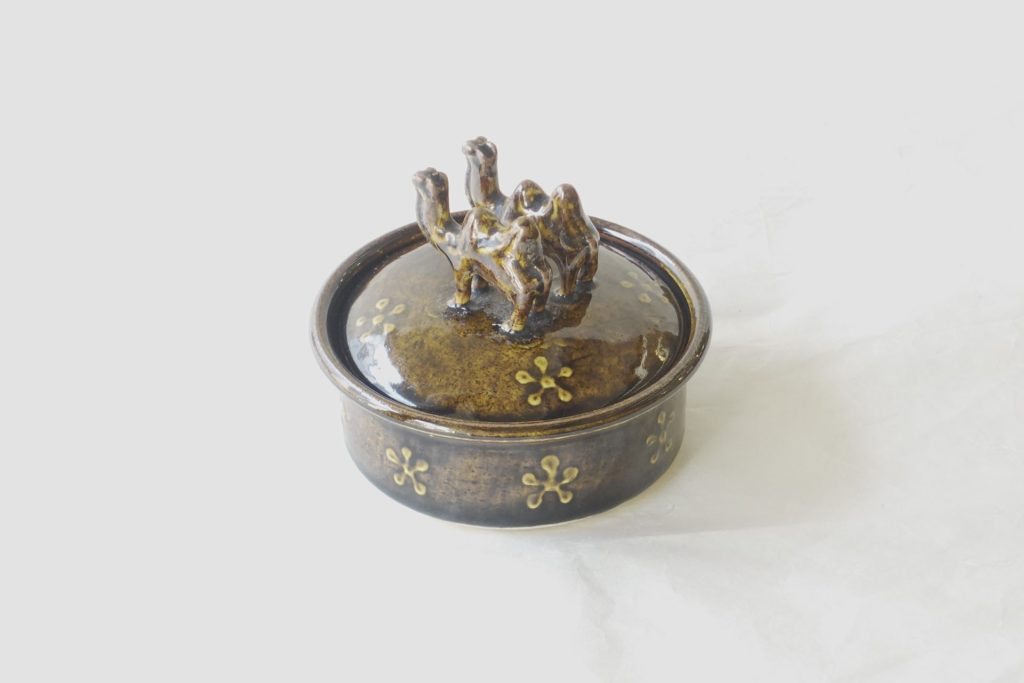 陶器 美濃焼 蓋付鉢 ラクダ 面白い器 落ち着いた溜色 独自の作風 持ちやすい 容量が多い 使いやすい 重厚感 軽い 扱いやすい モダン 異国情緒 お洒落 蓋物 日本製 和の器 食器 贈り物 ギフト 記念品 引出物 法要 お返し 専門店 リアル店舗 高品質 安らぎ いやし よりおいしく 安心 機能的 長持ち 人気 おすすめ 高機能 ネット通販 ネットショップ セレクトショップ 欲しい 購入 買う 買い物 岐阜県 岐阜市 美殿町 小林漆陶 特別な 選び抜かれた 品質重視 使いやすい 格安 老舗 誕生日 結婚 出産 入学 退職 母の日 父の日 敬老の日 クリスマス プレゼント 叙勲 長寿 新築 お祝い 御礼 内祝い 外国土産 海外みやげ 実店舗 使うと分かる 職人技 日本一の品揃え 日本一の在庫数 専門知識 百貨店にない 手作り お洒落 高級品 希少価値 上質な器 伝統工芸品 コスパ お値打ち お買い得 堅牢 飽きない 永く使える お気に入り 国産 料理が映える 満足感 豊かな食生活 豊かな食文化 こだわりの器 日本文化 他にない ここにしかない オリジナル 独自の 個性的 ここでしか買えない 超レアもの 一品もの 現品限り 入手困難 いい器 匠の技 美しい 実用的 外人が喜ぶ店 外人が珍しがる店 外人がうれしい店 日本各地の一級品を売る店 日本全国の器を売る店 本当にいいもの コスパ高い 一流品 修理 選りすぐりの逸品 周年記念 永年勤続表彰 退職記念 卒業記念 日本土産 岐阜土産 岐阜のおみやげ 岐阜の特産品 料理を引き立てる器 高級店 一流店 岐阜で一番 東海で一番 中部で一番 日本で一番 おしゃれな店 地域一番店