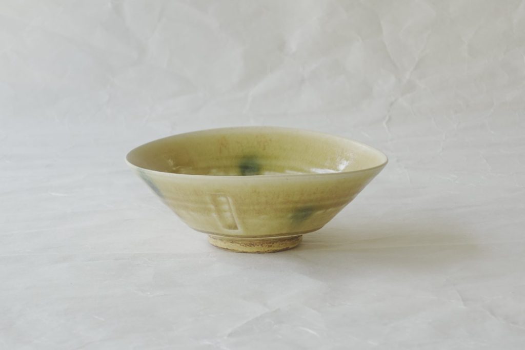 茶道 茶の湯 茶道具 赤津焼 松本鉄山 黄瀬戸 平茶碗 抹茶碗 冷めやすい 暑い時期 薄手 繊細 技術の高さ ゆがみ ろくろ挽き ろくろ目 貫入 削ぎ 日本製 和の器 食器 贈り物 ギフト 記念品 引出物 法要 お返し 専門店 リアル店舗 高品質 安らぎ いやし よりおいしく 安心 機能的 長持ち 人気 おすすめ 高機能 ネット通販 ネットショップ セレクトショップ 欲しい 購入 買う 買い物 岐阜県 岐阜市 美殿町 小林漆陶 特別な 選び抜かれた 品質重視 使いやすい 格安 老舗 誕生日 結婚 出産 入学 退職 母の日 父の日 敬老の日 クリスマス プレゼント 叙勲 長寿 新築 お祝い 御礼 内祝い 外国土産 海外みやげ 実店舗 使うと分かる 職人技 日本一の品揃え 日本一の在庫数 専門知識 百貨店にない 手作り お洒落 高級品 希少価値 上質な器 伝統工芸品 コスパ お値打ち お買い得 堅牢 飽きない 永く使える お気に入り 国産 料理が映える 満足感 豊かな食生活 豊かな食文化 こだわりの器 日本文化 他にない ここにしかない オリジナル 独自の 個性的 ここでしか買えない 超レアもの 一品もの 現品限り 入手困難 いい器 匠の技 美しい 実用的 外人が喜ぶ店 外人が珍しがる店 外人がうれしい店 日本各地の一級品を売る店 日本全国の器を売る店 本当にいいもの コスパ高い 一流品 修理 選りすぐりの逸品 周年記念 永年勤続表彰 退職記念 卒業記念 日本土産 岐阜土産 岐阜のおみやげ 岐阜の特産品 料理を引き立てる器 高級店 一流店 岐阜で一番 東海で一番 中部で一番 日本で一番 おしゃれな店 地域一番店
