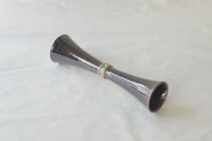 茶道具 茶道 茶の湯 中村翠嵐 尊式 花入れ 紫交趾 茶花 きれいな色彩 高貴 高級感 日本製 和の器 食器 贈り物 ギフト 記念品 引出物 法要 お返し 専門店 リアル店舗 高品質 安らぎ いやし よりおいしく 安心 機能的 長持ち 人気 おすすめ 高機能 ネット通販 ネットショップ セレクトショップ 欲しい 購入 買う 買い物 岐阜県 岐阜市 美殿町 小林漆陶 特別な 選び抜かれた 品質重視 使いやすい 格安 老舗 誕生日 結婚 出産 入学 退職 母の日 父の日 敬老の日 クリスマス プレゼント 叙勲 長寿 新築 お祝い 御礼 内祝い 外国土産 海外みやげ 実店舗 使うと分かる 職人技 日本一の品揃え 日本一の在庫数 専門店 専門知識 百貨店にない 手作り お洒落 高級品 希少価値 上質な器 伝統工芸品 コスパ お値打ち お買い得 堅牢 飽きない 永く使える お気に入り 国産 料理が映える 満足感 豊かな食生活 豊かな食文化 こだわりの器 日本文化 他にない ここにしかない オリジナル 独自の 個性的 ここでしか買えない 超レアもの 一品もの 現品限り 入手困難 いい器 匠の技 美しい 実用的 外人が喜ぶ店 外人が珍しがる店 外人がうれしい店 日本各地の一級品を売る店 日本全国の器を売る店 本当にいいもの コスパ高い 一流品 修理 選りすぐりの逸品 周年記念 永年勤続表彰 退職記念 卒業記念 日本土産 岐阜土産 岐阜のおみやげ 岐阜の特産品 料理を引き立てる器 高級店 一流店 岐阜で一番 東海で一番 中部で一番 日本で一番 おしゃれな店 地域一番店